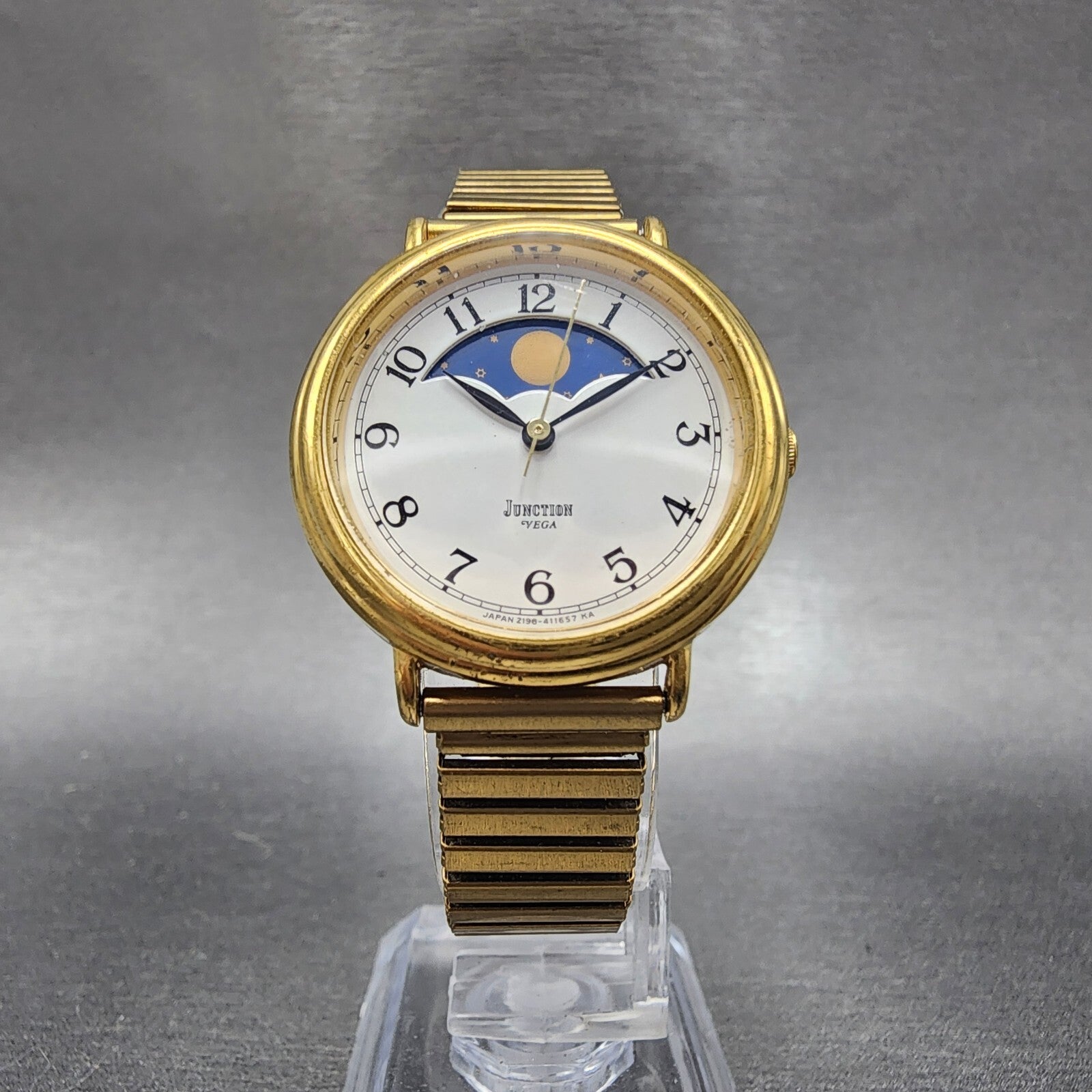 Vega Junction Watch Women 30mm White Dial Gold Tone Sun Moon Round New Battery5