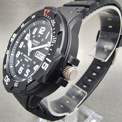 Casio MRW200H Dive Watch Men 43mm Black Dial Black Tone Daydate Round New Batt2