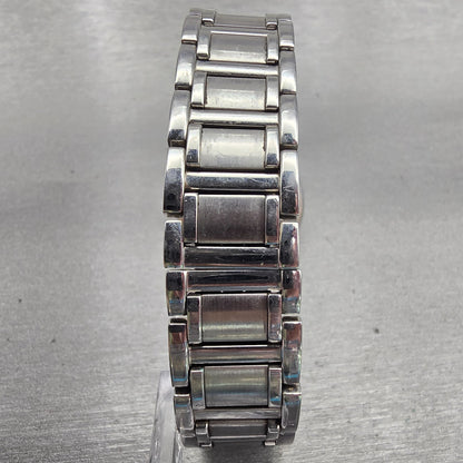 Bulova Chronograph Watch Women 30mm Silver Dial Silver Date 96R19 New Battery7