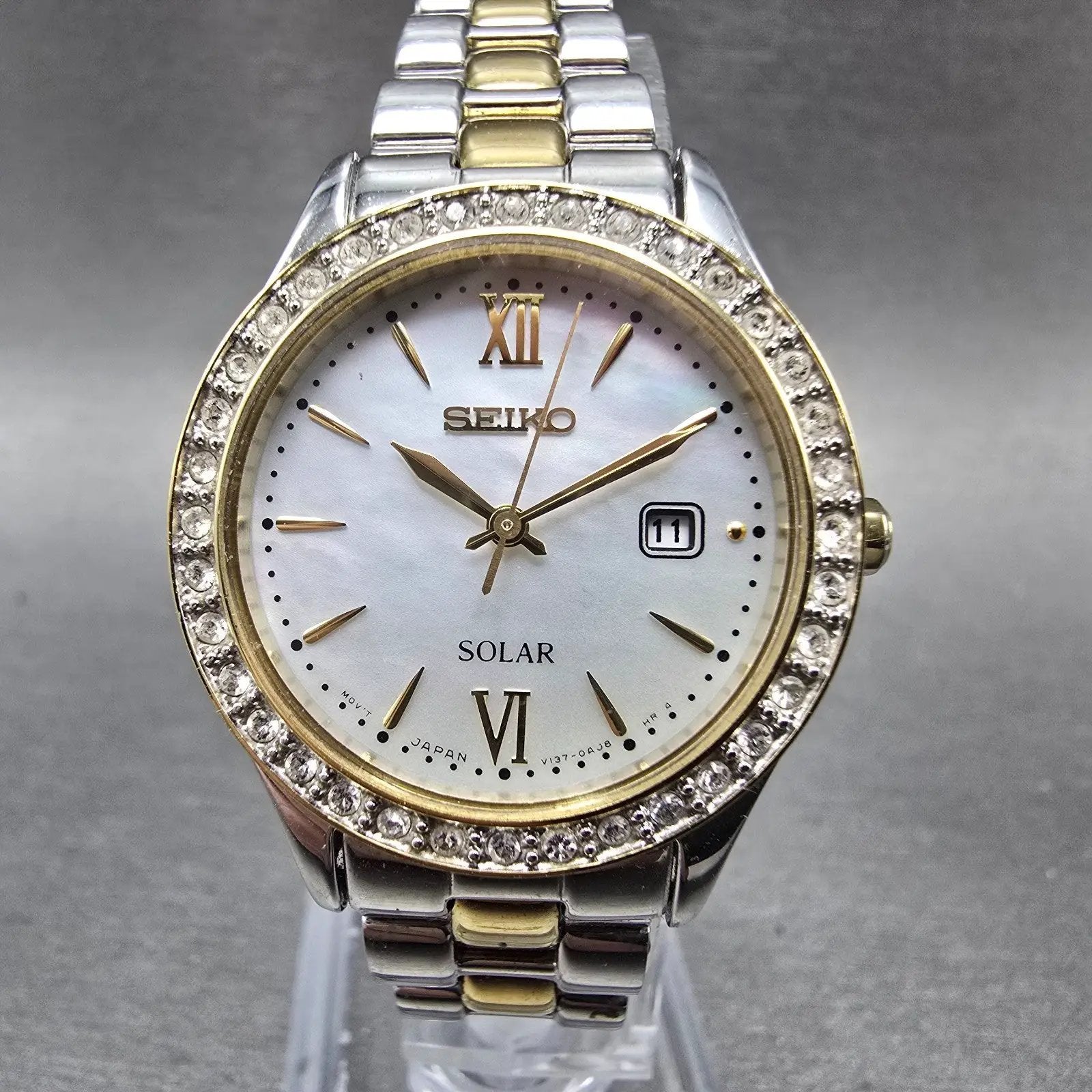Seiko Solar Watch Women 29mm MOP Dial Two Tone Date Round V137-0AA0 Runs0