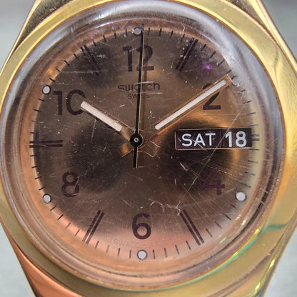 Swatch Irony BROWNEE Watch Men Gold Dial Gold Tone Daydate Round YLG701 New Batt1