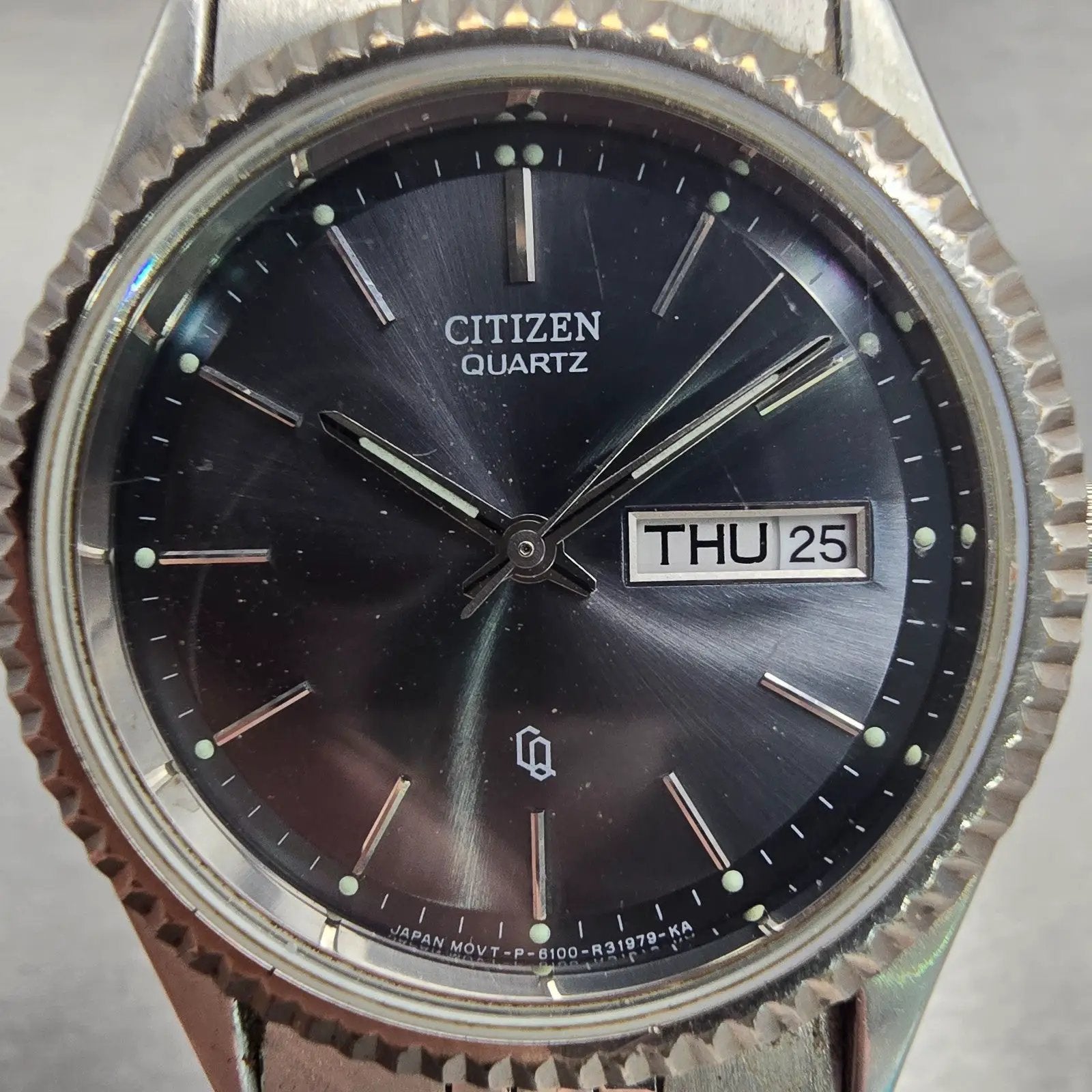 Citizen CQ Watch Men 35mm Gray Dial Silver Tone Daydate 6100-R01037 New Battery1
