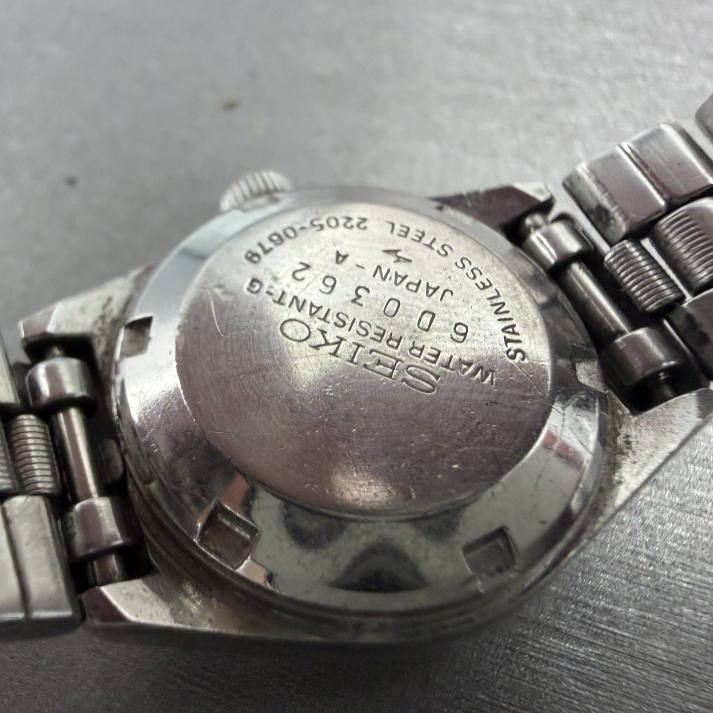 Seiko Automatic Watch Women 24mm Red Dial Silver Tone Date 2205-0679 Runs ABC9