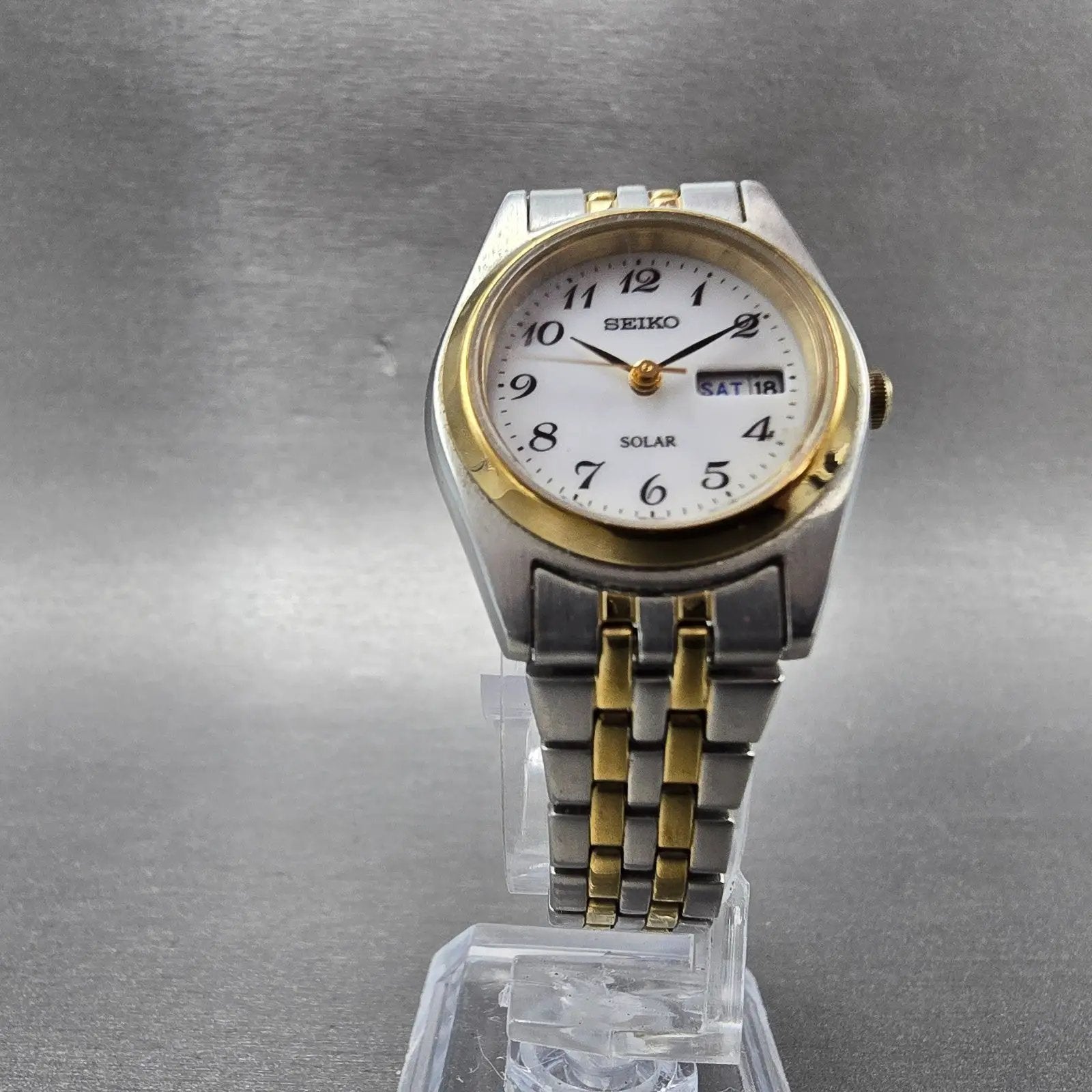Seiko Solar Watch Women 26mm White Dial Two Tone Daydate Round V138-0AA0 Runs HM5