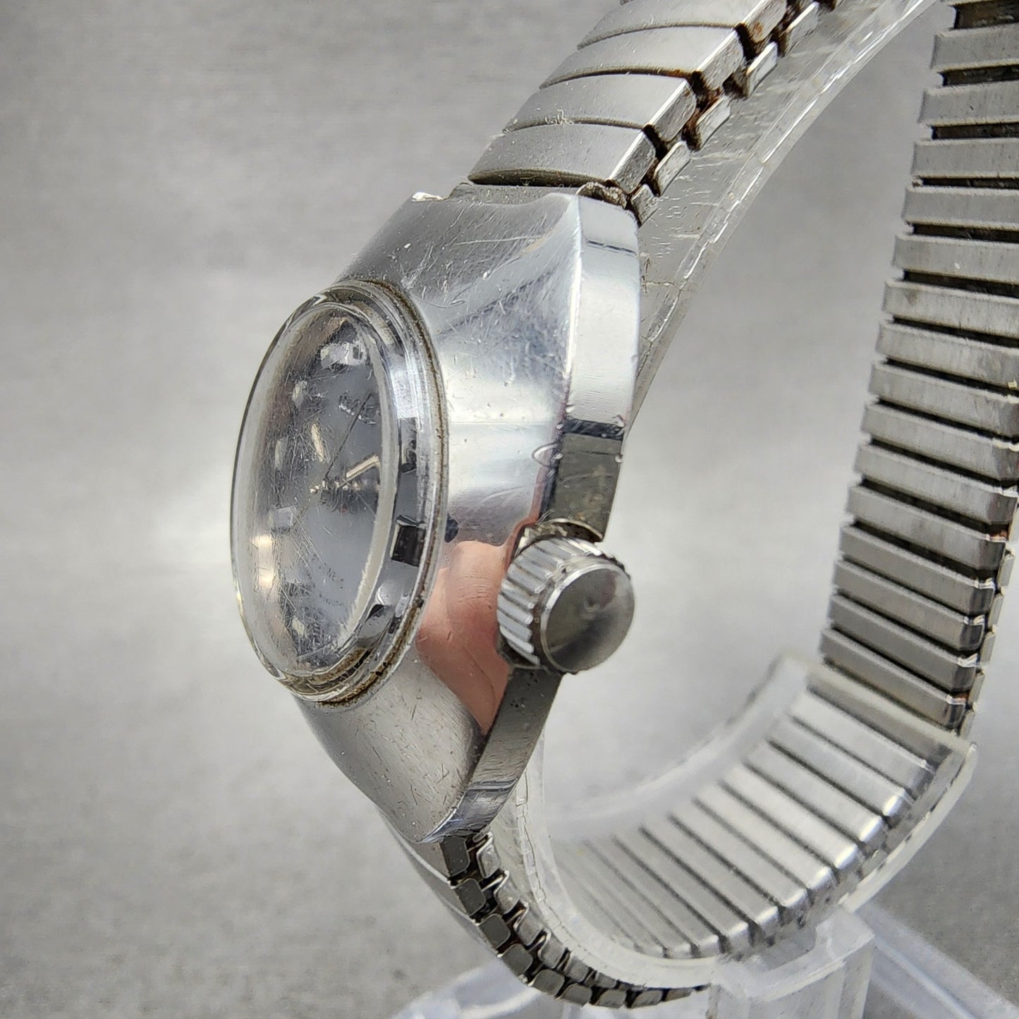 Citizen Watch Women 25mm Silver Dial Silver Tone Manual Wind Runs VTG2