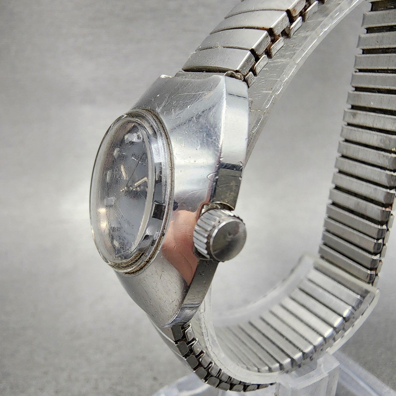 Citizen Watch Women 25mm Silver Dial Silver Tone Manual Wind Runs VTG2