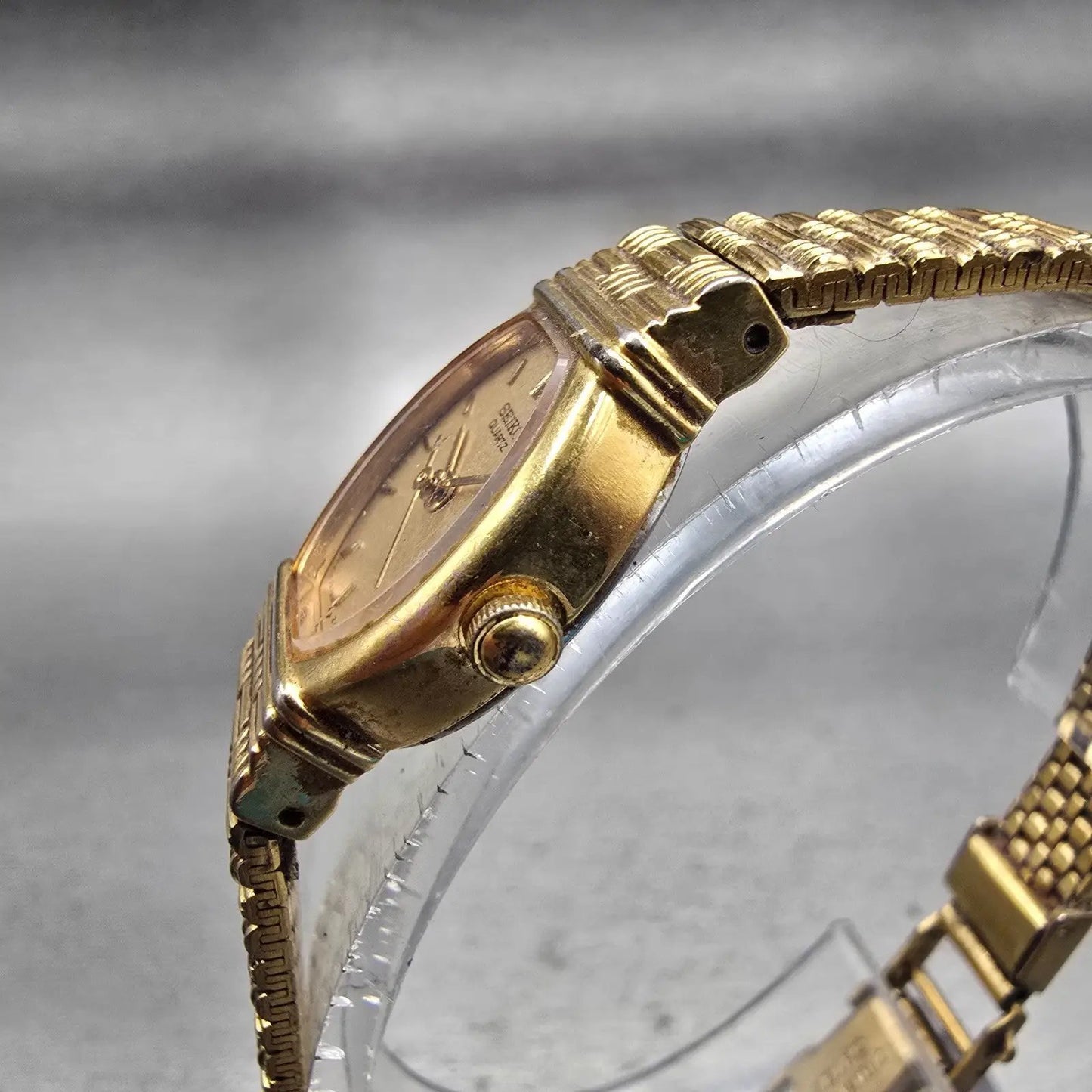 Seiko Watch Women 17mm Gold Dial Gold Tone Oval 2Y01-5C19 New Battery Vintage2
