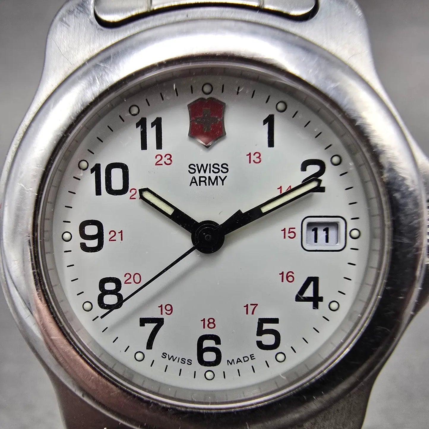 Victorinox Swiss Army Watch Women 30mm White Dial Silver Tone Date 1505 New Batt1