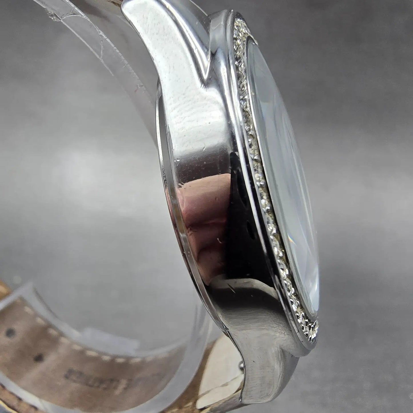 Guess Watch Women 36mm White Dial Silver Tone Daydate Round G86021L New Battery3