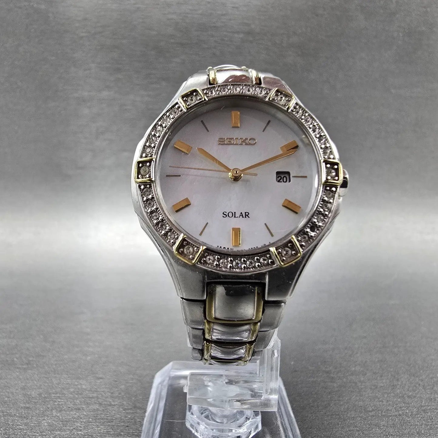 Seiko Solar Watch Women 31mm MOP Dial Two Tone Date Round V137-0CA0 Runs5