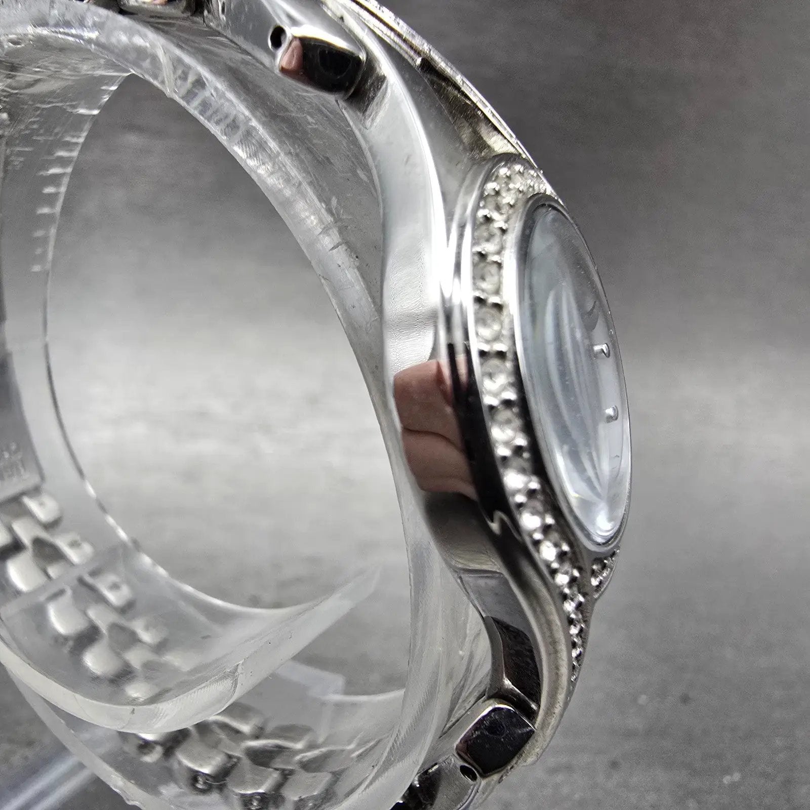 Seiko Solar Watch Women 23mm MOP Dial Silver Tone Round V115-0AP0 Runs4