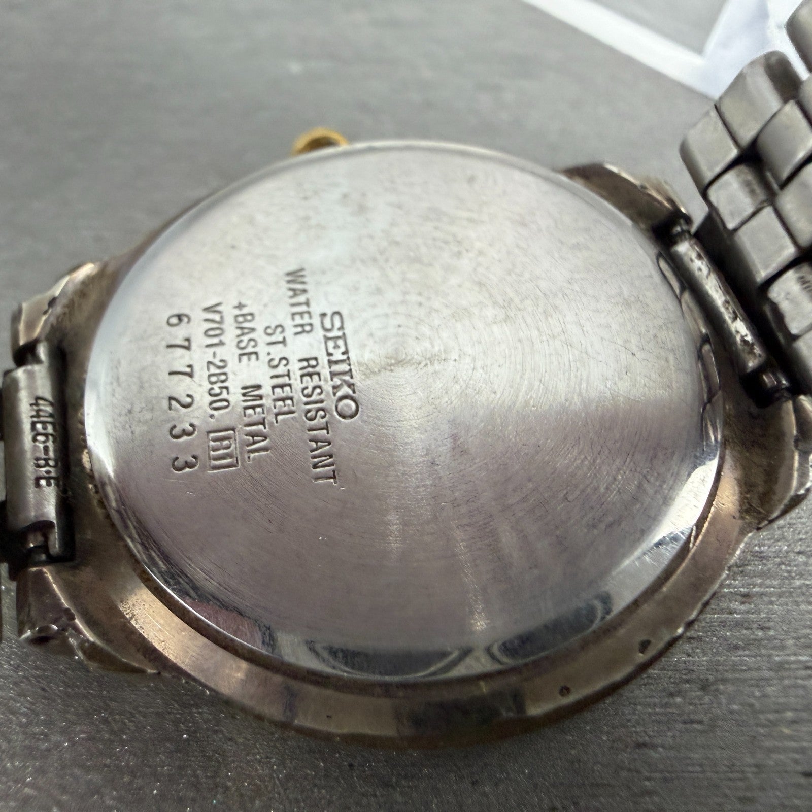 Seiko Watch Unisex 32mm White Dial Two Tone Round V701-2B50 New Battery Vintage9
