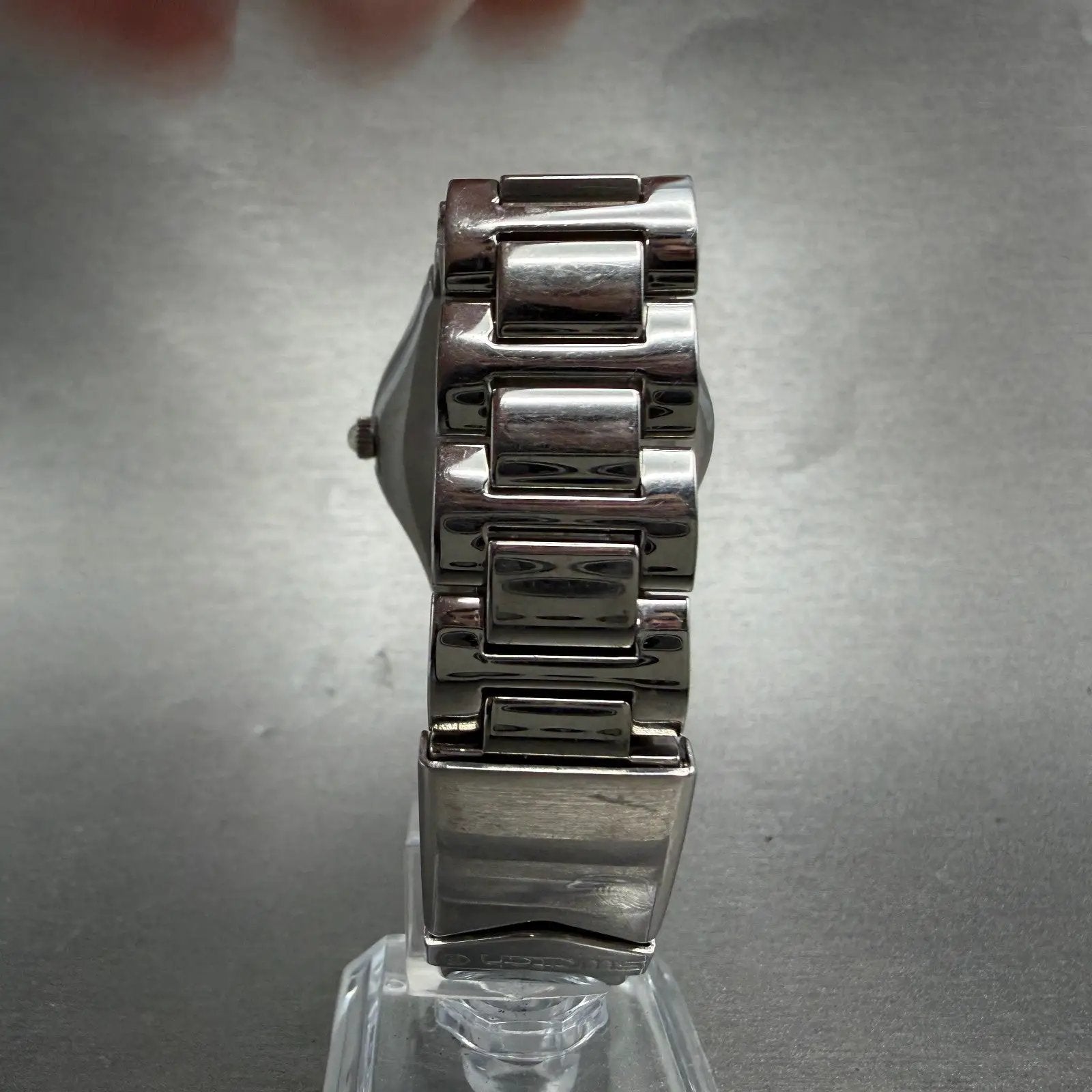 48043093