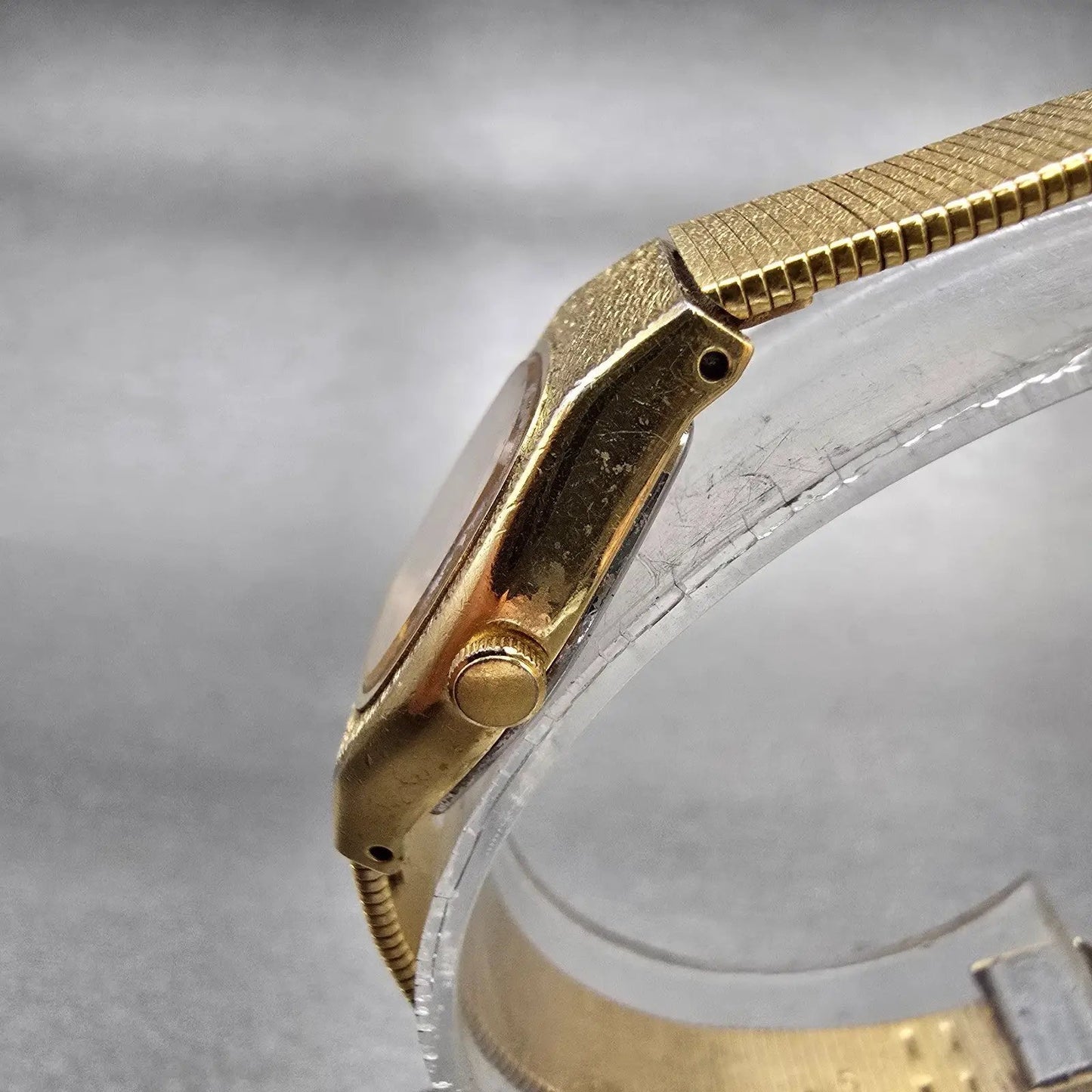 Seiko Watch Women 17mm Gold Dial Gold Tone Oval 2P20-5259 New Battery Vintage2