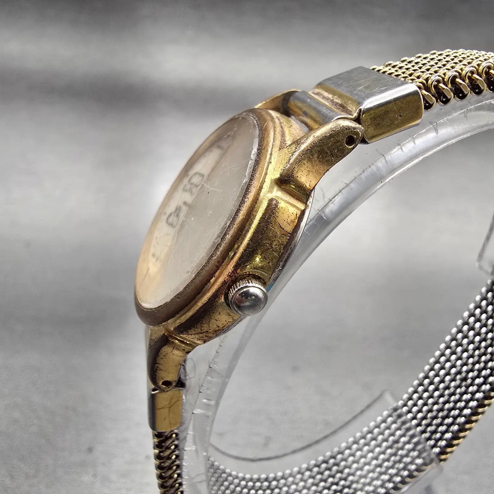 Seiko Alba Watch Women 25mm Ivory Dial Gold Tone Round V501-0ET0 New Battery VTG2