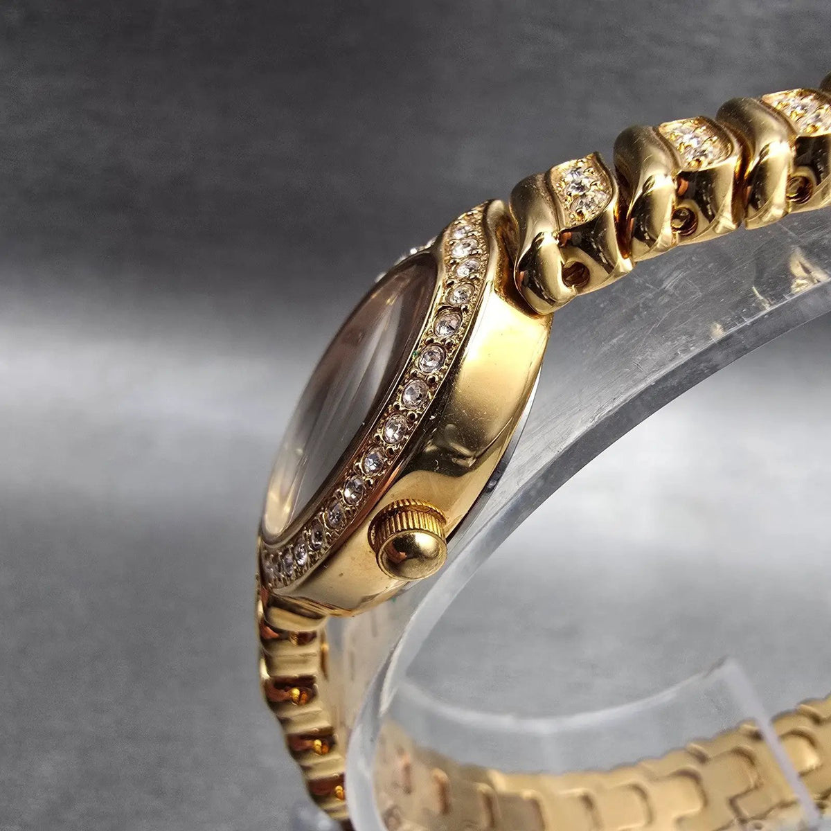 Bulova Watch Women 17mm White Dial Gold Tone Oval Gemmed 97V23 New Battery2