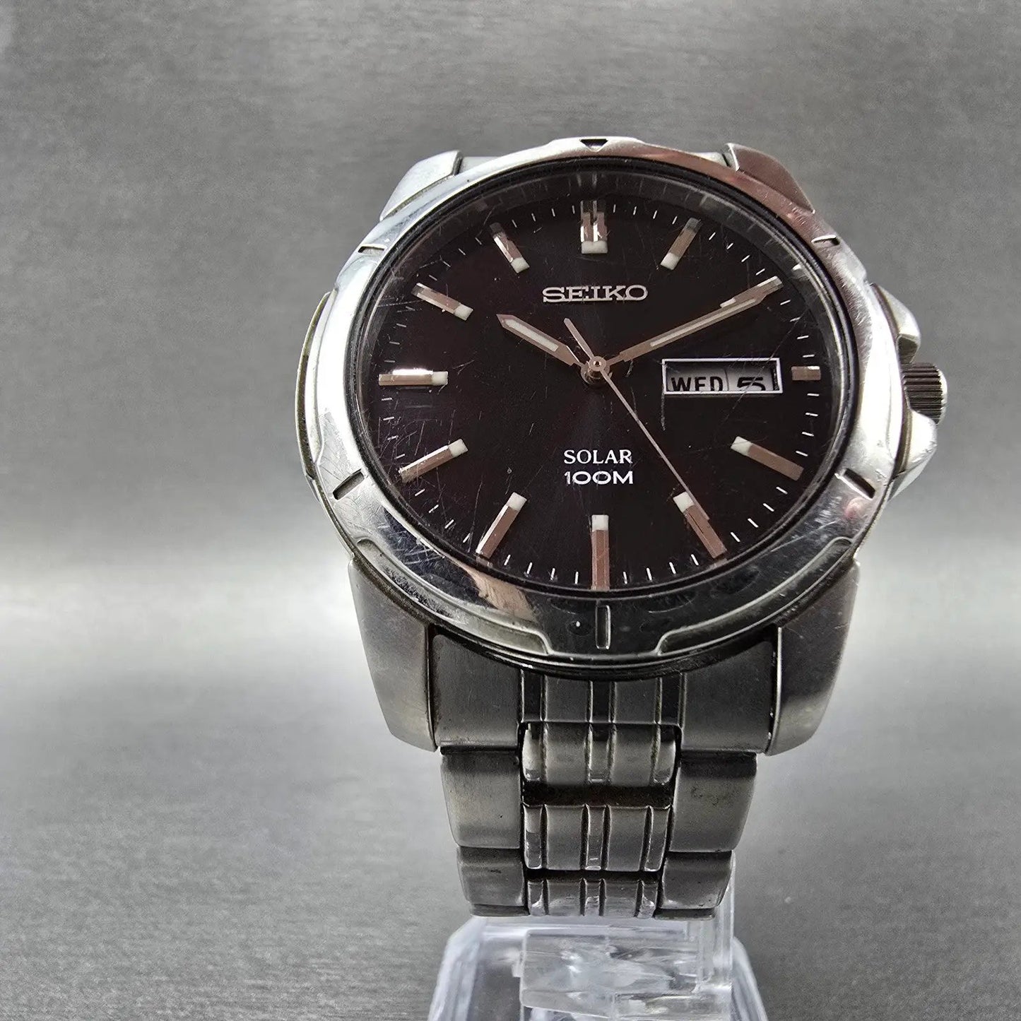 Seiko Solar Watch Men 39mm Black Dial Silver Tone Daydate Round V158-0AD0 Runs D5