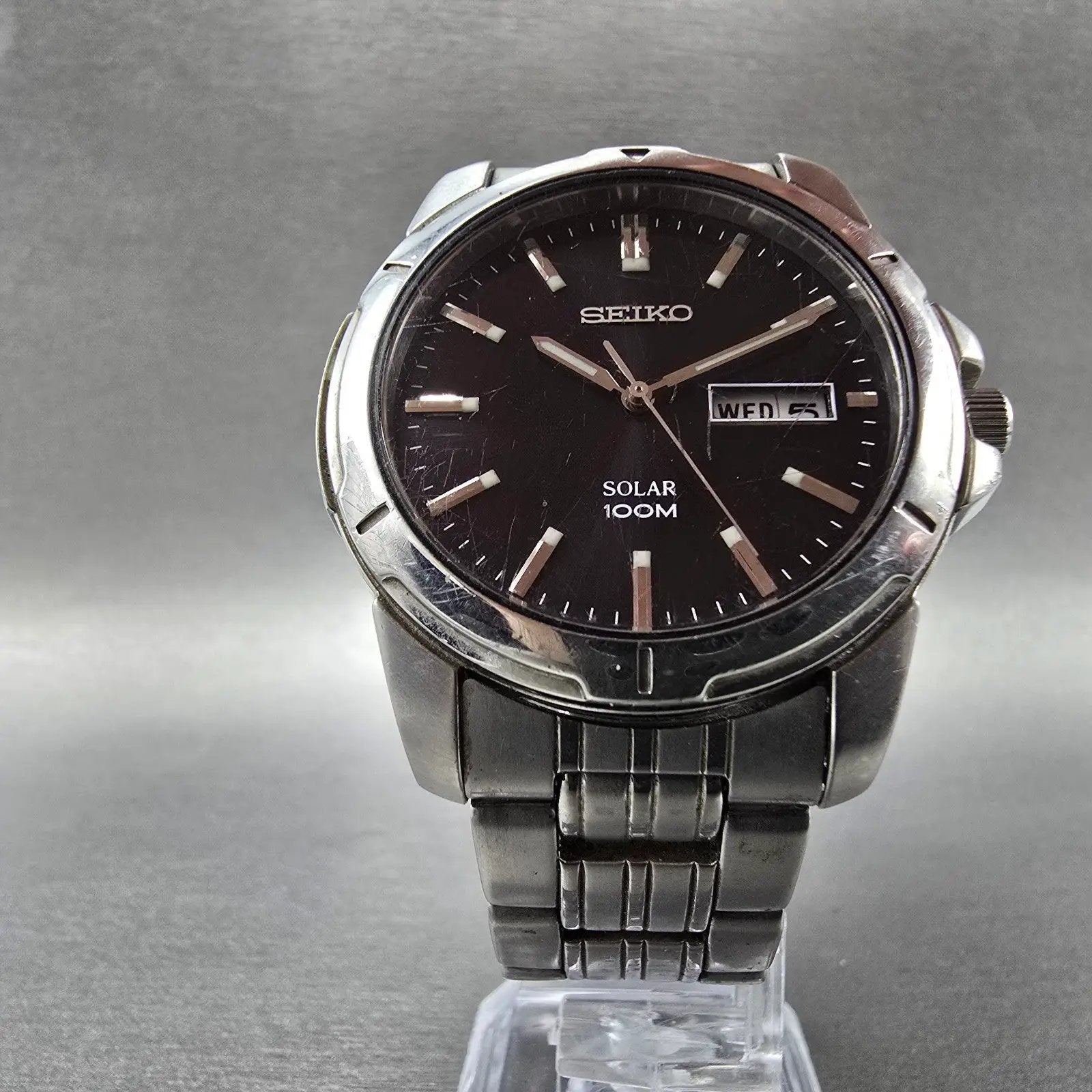 Seiko Solar Watch Men 39mm Black Dial Silver Tone Daydate Round V158-0AD0 Runs D5