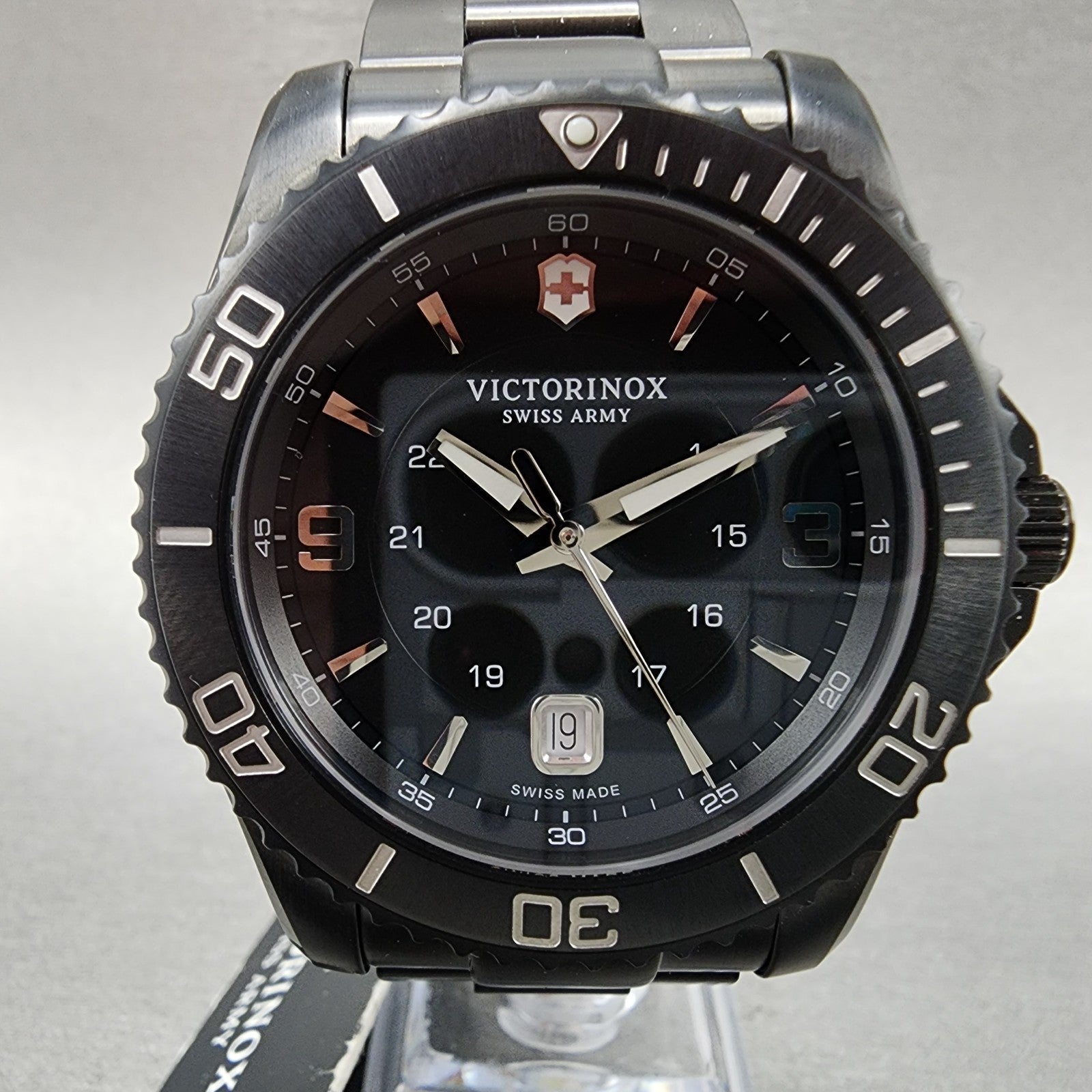 Victorinox Swiss Army Maverick Dive Watch Men 44mm Black Dial Black Tone Date1