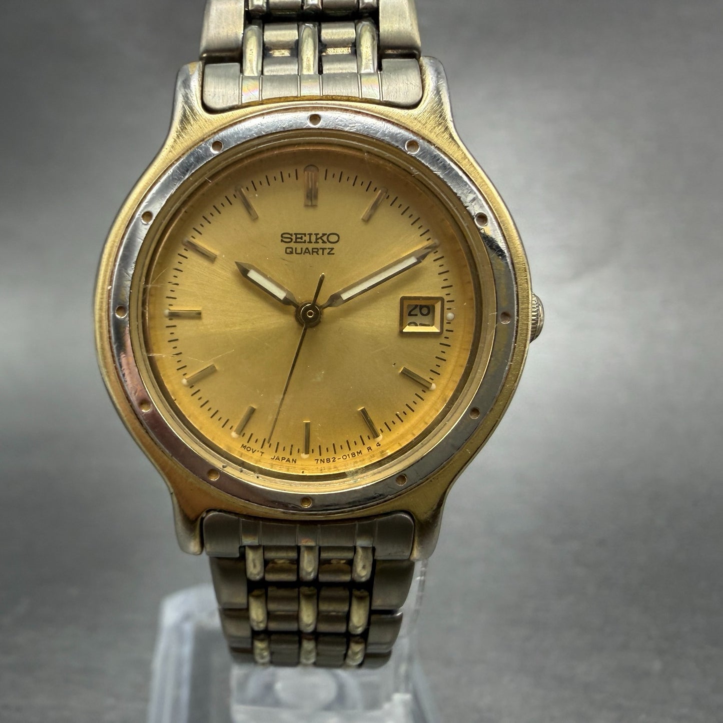 Seiko Watch Women 27mm Champagne Dial Gold Tone Date Round 7N82-0131 New Battery0