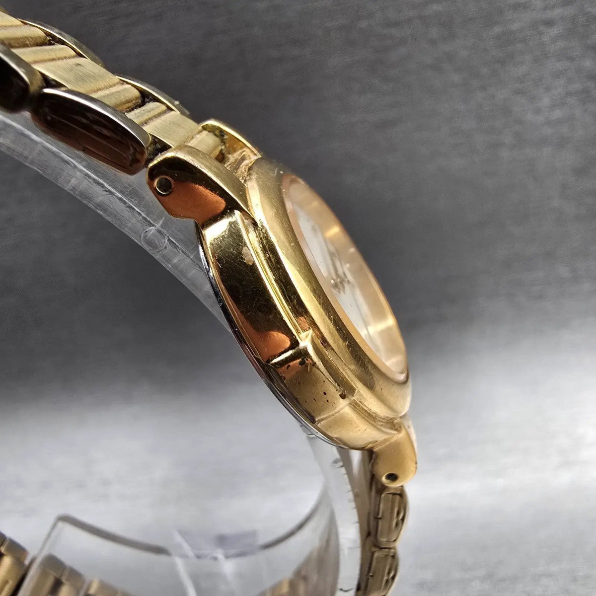 Seiko Watch Women 25mm White Dial Gold Tone Round V701-2F50 New Battery JP3
