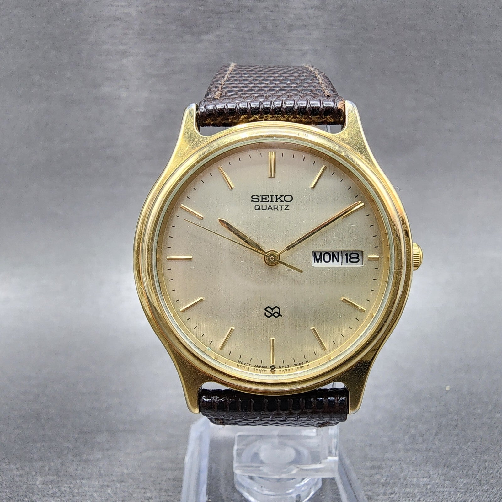 Seiko SQ Watch Men 34mm Champagne Dial Gold Tone Daydate 5Y237030 PARTS0