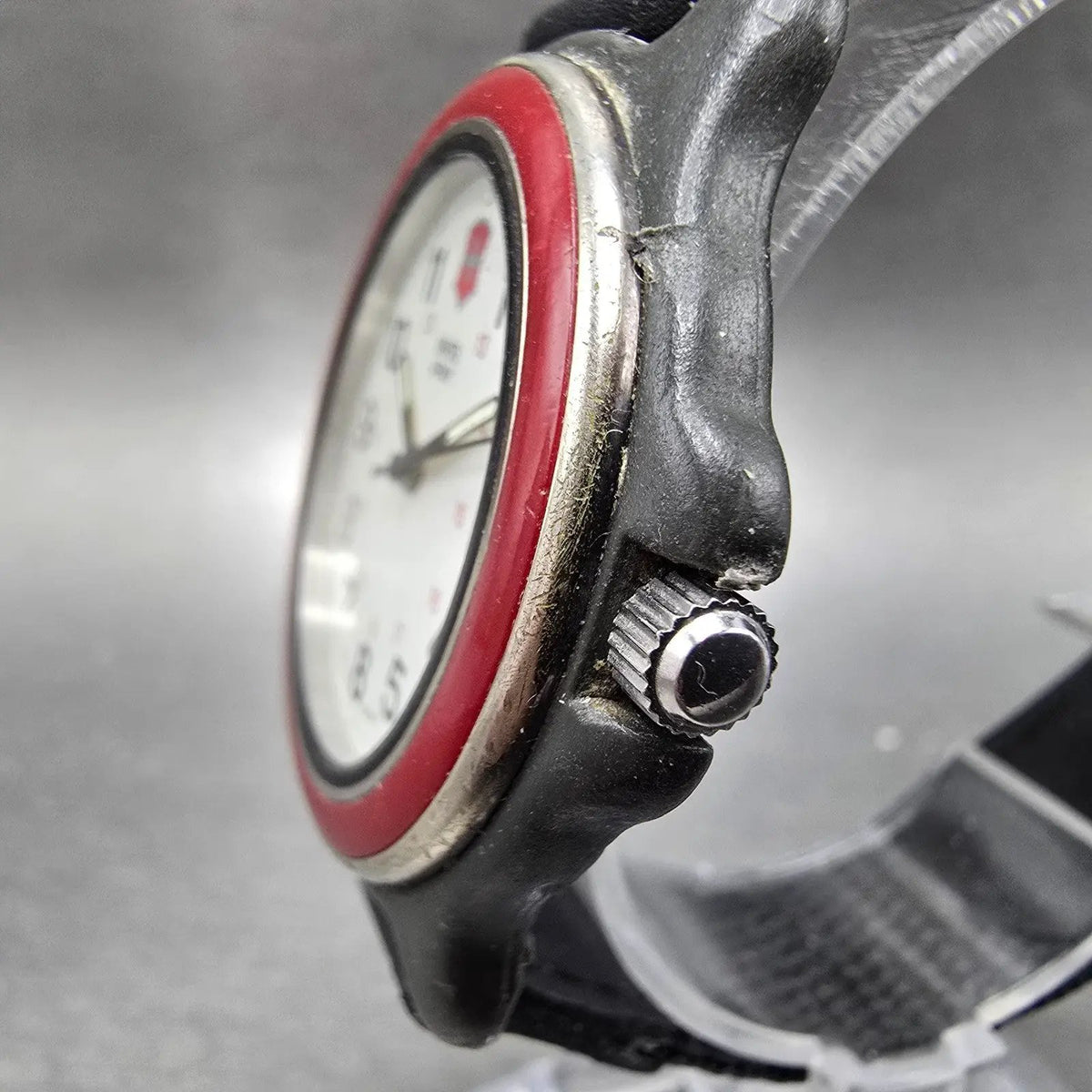 Victorinox Swiss Army Watch Men 39mm White Dial Black Red Date New Battery2