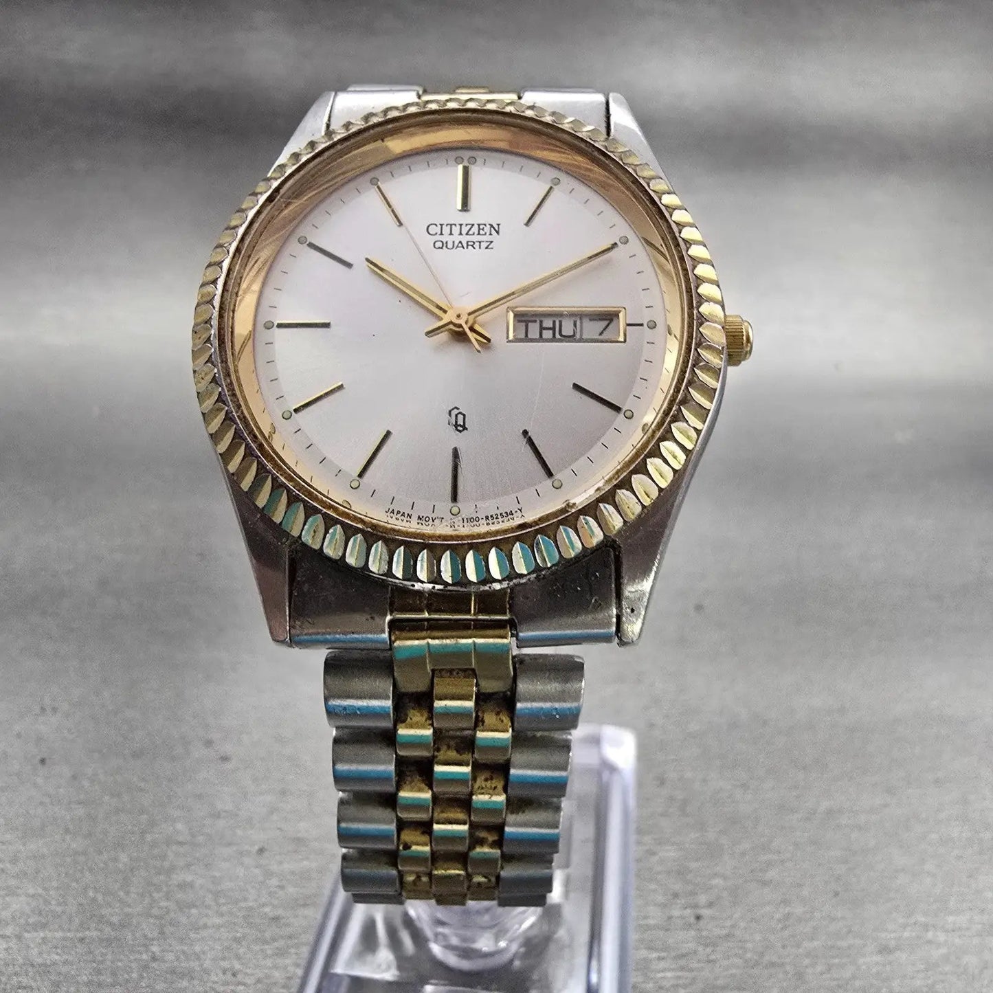 Citizen CQ Watch Men 35mm Silver Dial Two Tone Daydate Round 1100-R12535 New Bat5