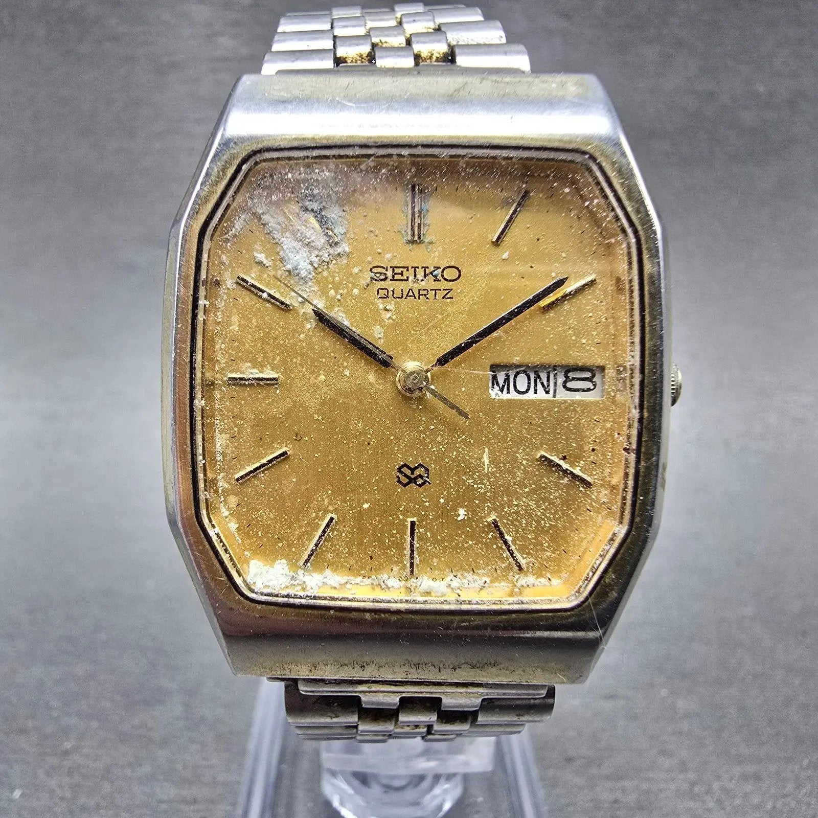 Seiko SQ Watch Men 31mm Gold Dial Gold Tone Daydate Rectangle 8123-5189 PARTS0
