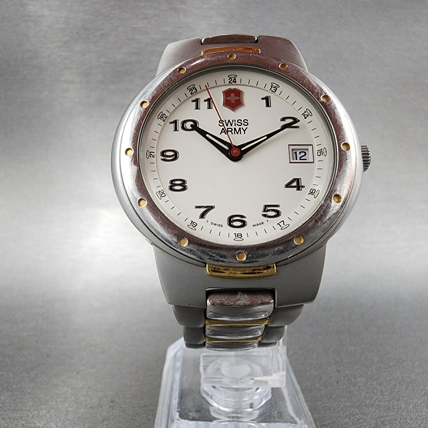 Victorinox Swiss Army Valiant Watch Men 39mm White Dial Two Tone Date Round Runs5