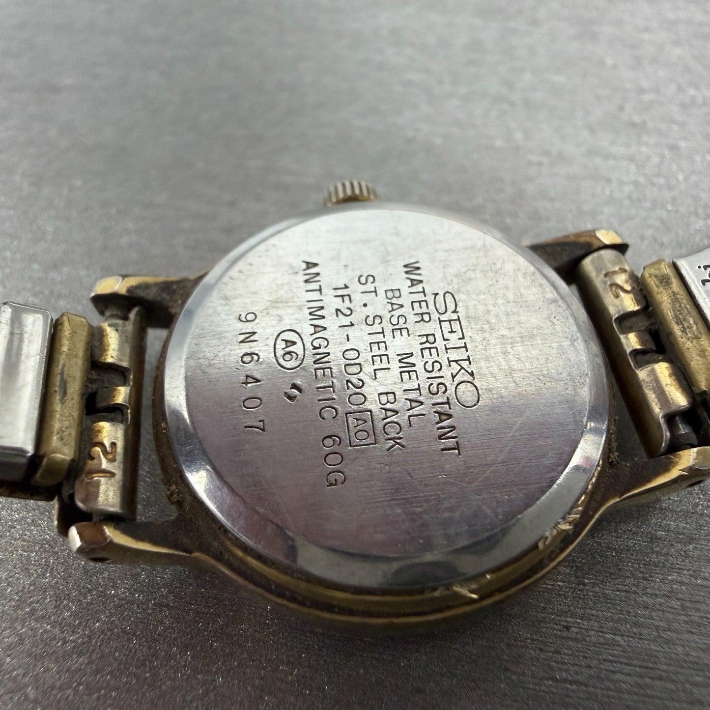 Seiko Avenue Watch Women 23mm Silver Dial Gold Tone Round 1F21-0D20 New Battery9
