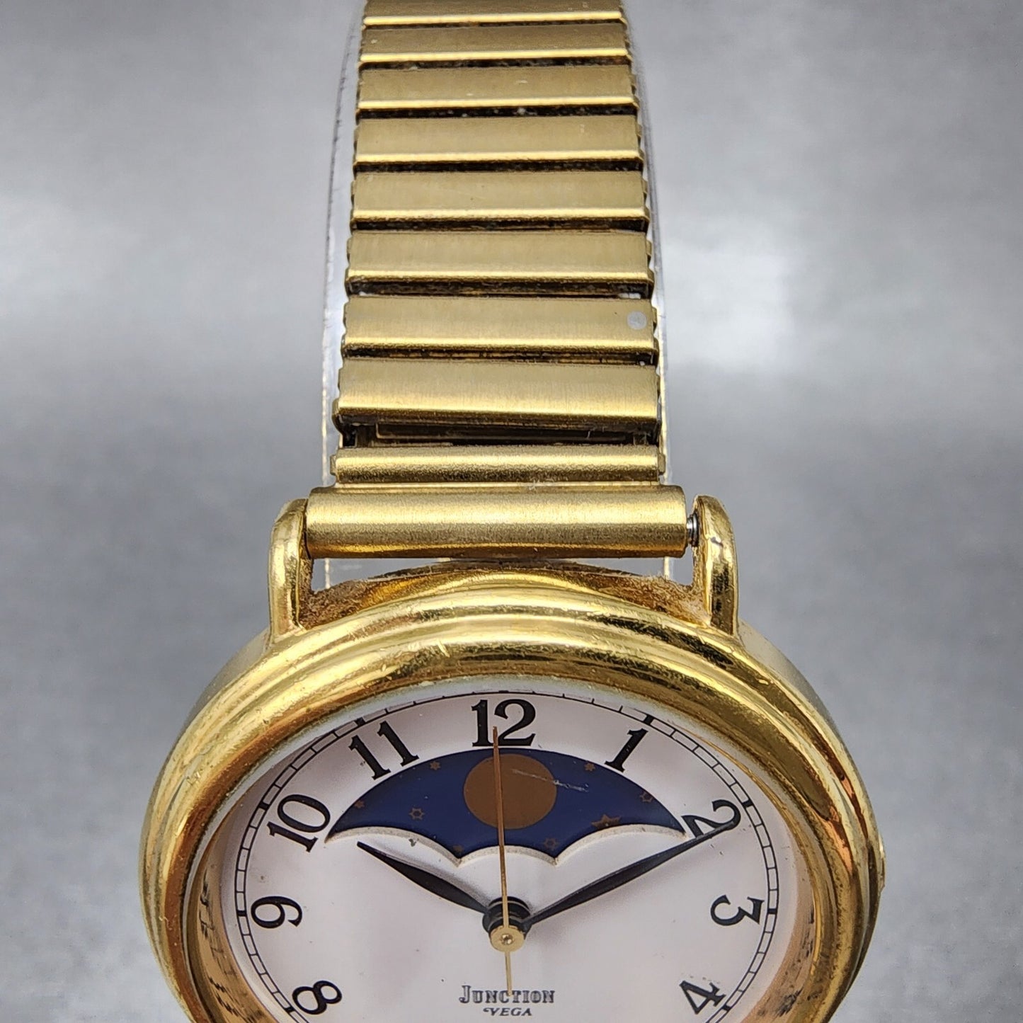 Vega Junction Watch Women 30mm White Dial Gold Tone Sun Moon Round New Battery4