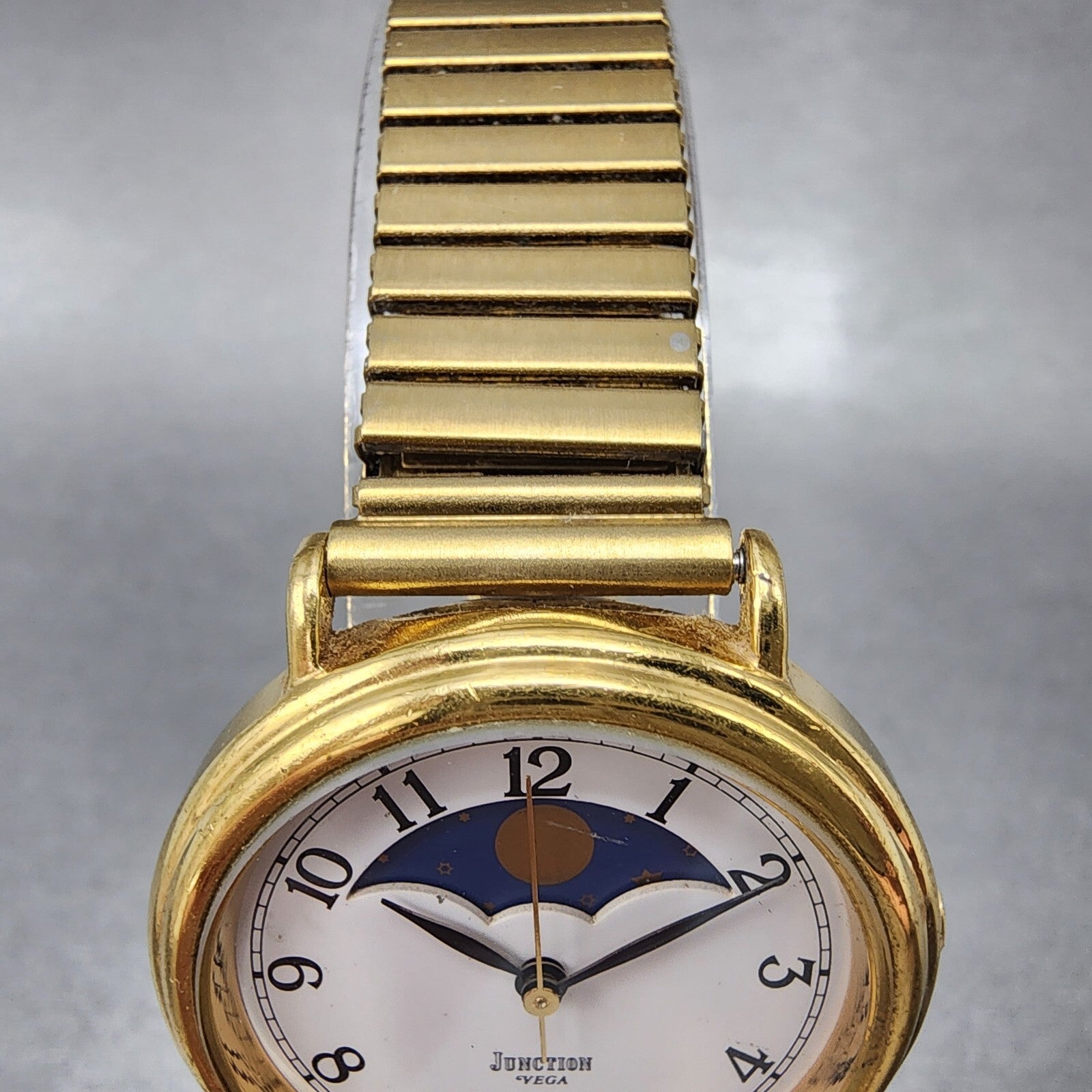 Vega Junction Watch Women 30mm White Dial Gold Tone Sun Moon Round New Battery4