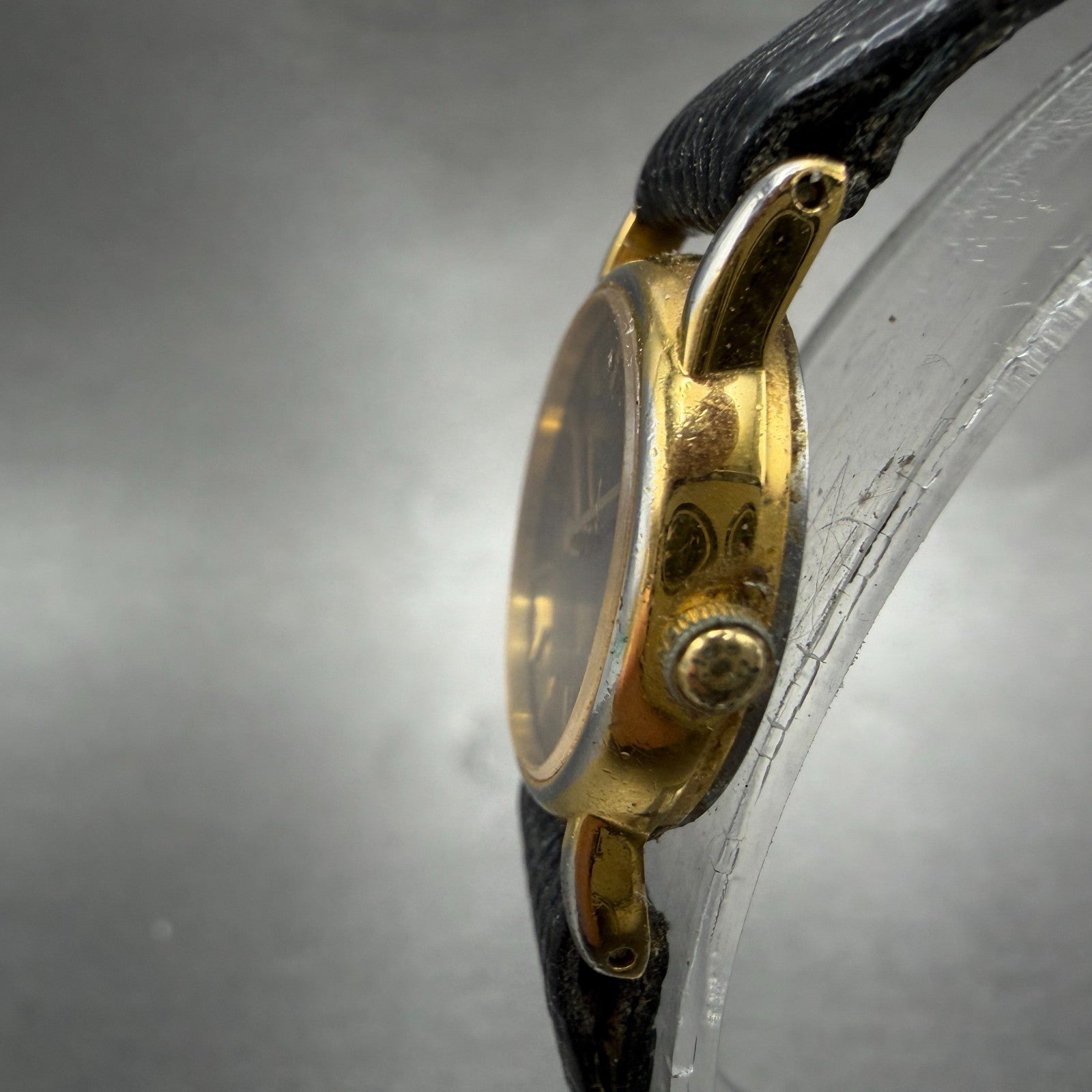 Seiko Watch Women 20mm Black Dial Gold Tone Round Vintage 1N00-0F69 New BatteryJ2
