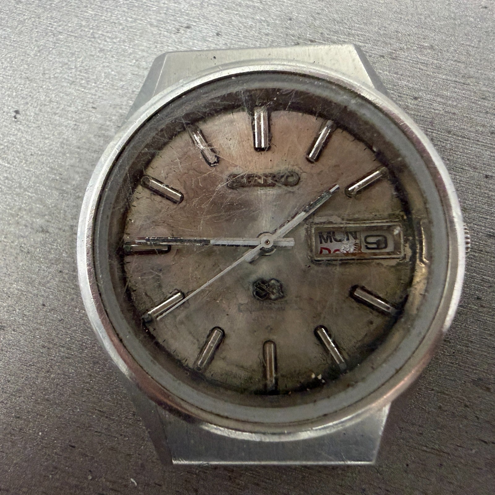 Seiko SQ Watch Men 36mm Silver Dial Silver Tone Daydate Round 0903-7019 PARTS2