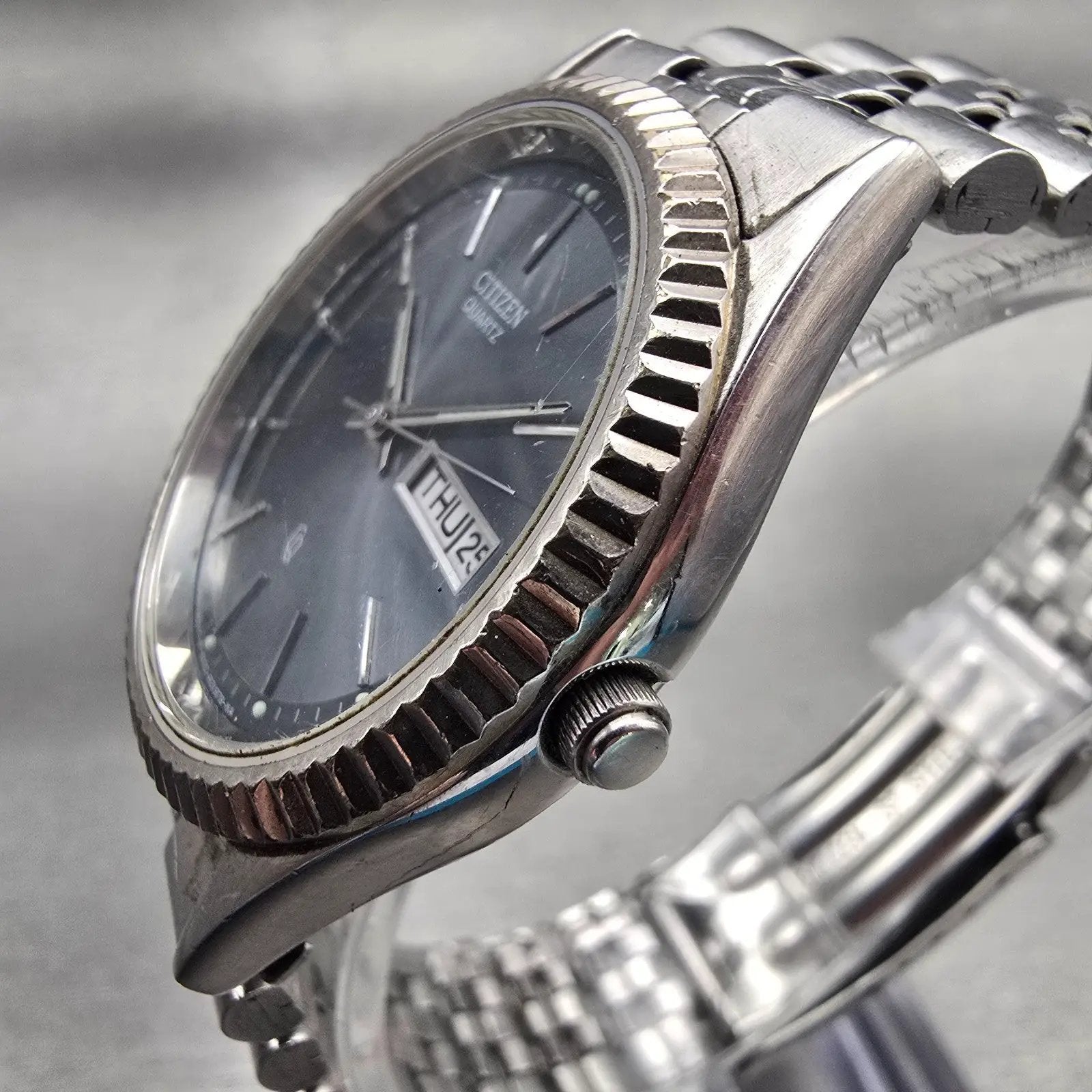 Citizen CQ Watch Men 35mm Gray Dial Silver Tone Daydate 6100-R01037 New Battery2