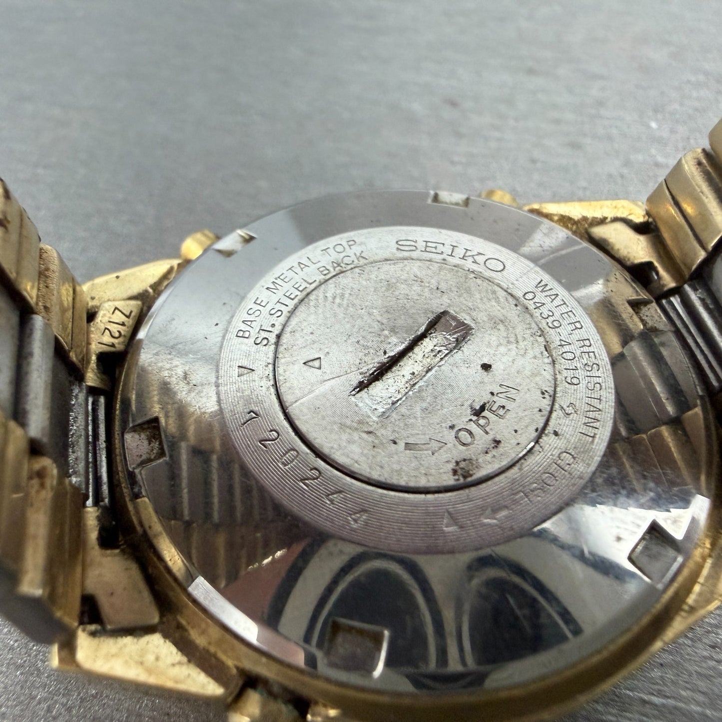 Seiko Digital Watch Men 35mm LCD Gold Tone Month Date 0439-4019 VTG PARTS10