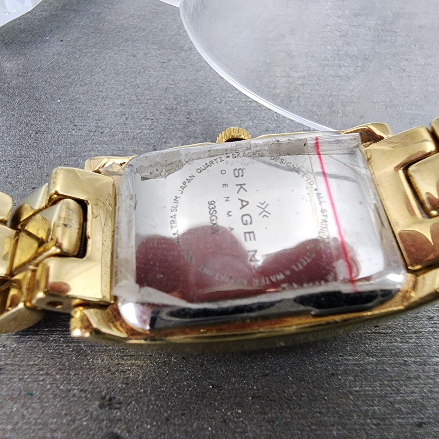 Skagen Tank Watch Women 19mm White Dial Gold Tone Rectangle 93SGXW New Battery9