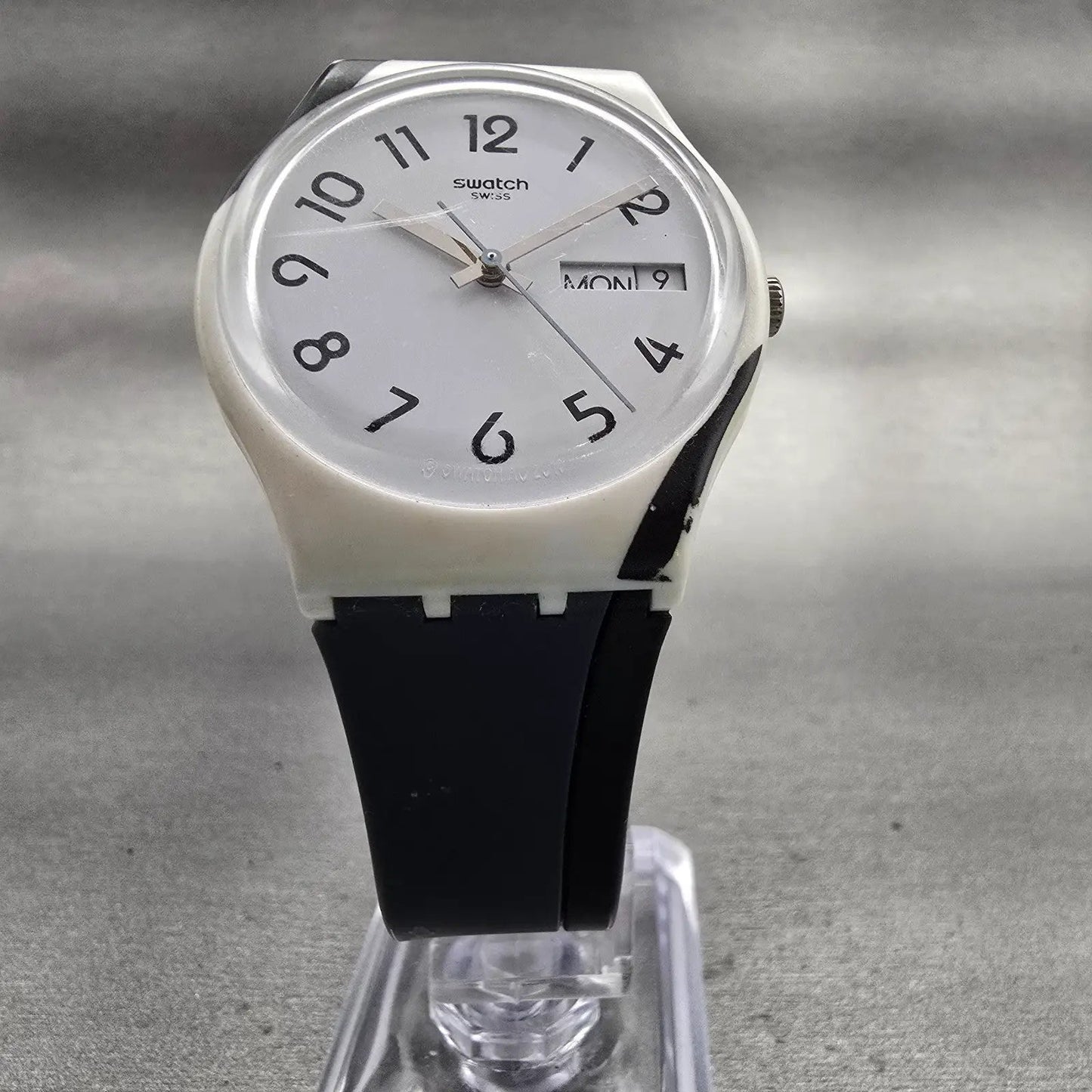 Swatch GREYTWIST Watch Men White Dial White Case Daydate Round GW711 New Battery5