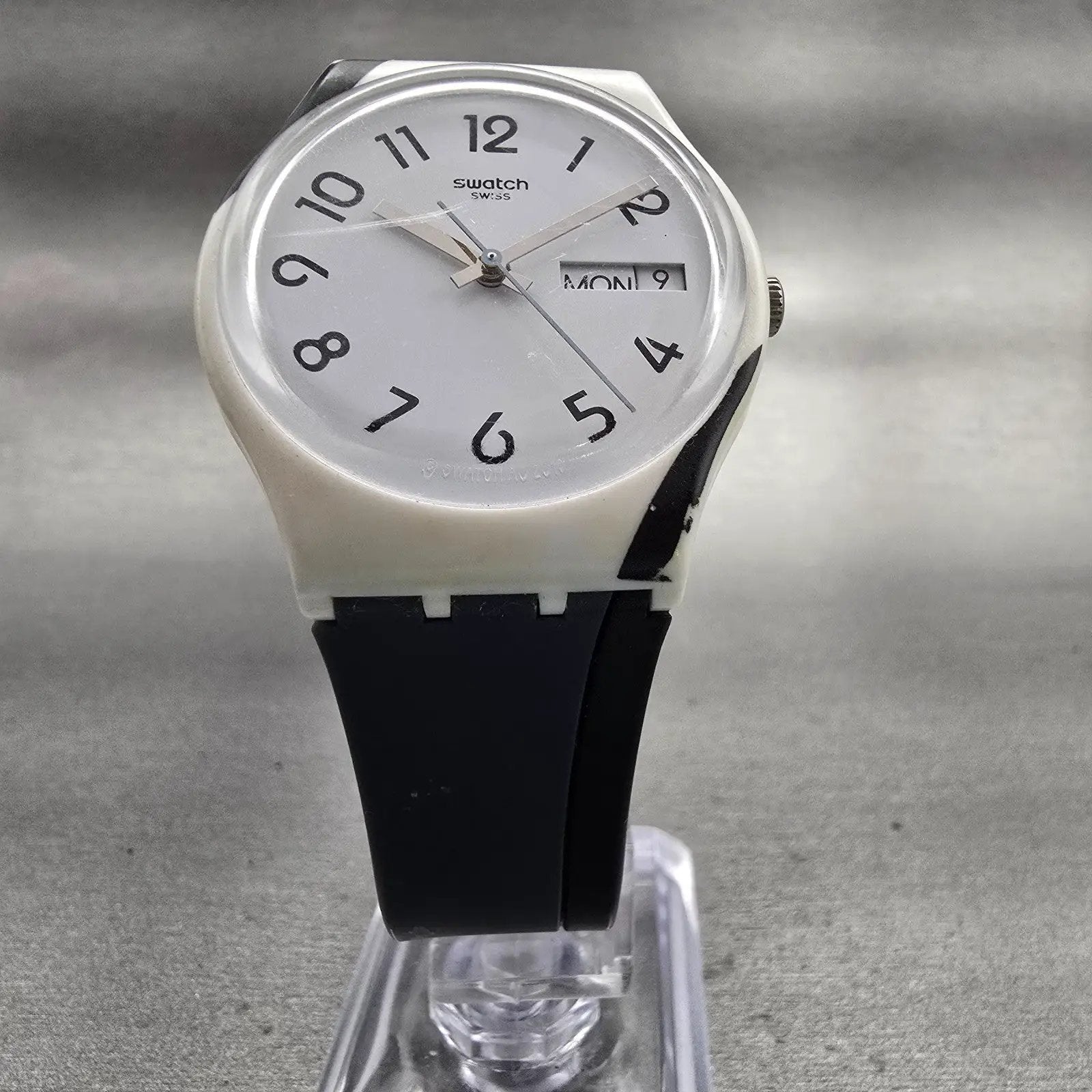 Swatch GREYTWIST Watch Men White Dial White Case Daydate Round GW711 New Battery5
