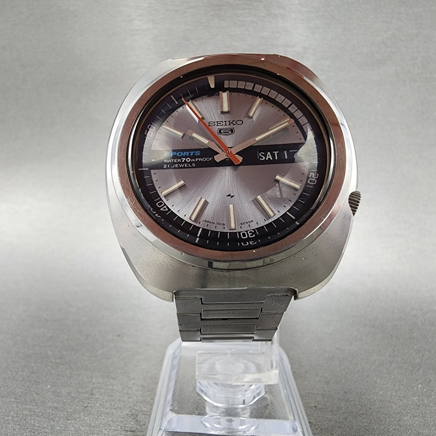 Seiko 5 Sports Watch Men 41mm Silver Dial Silver Tone Daydate Automatci Runs