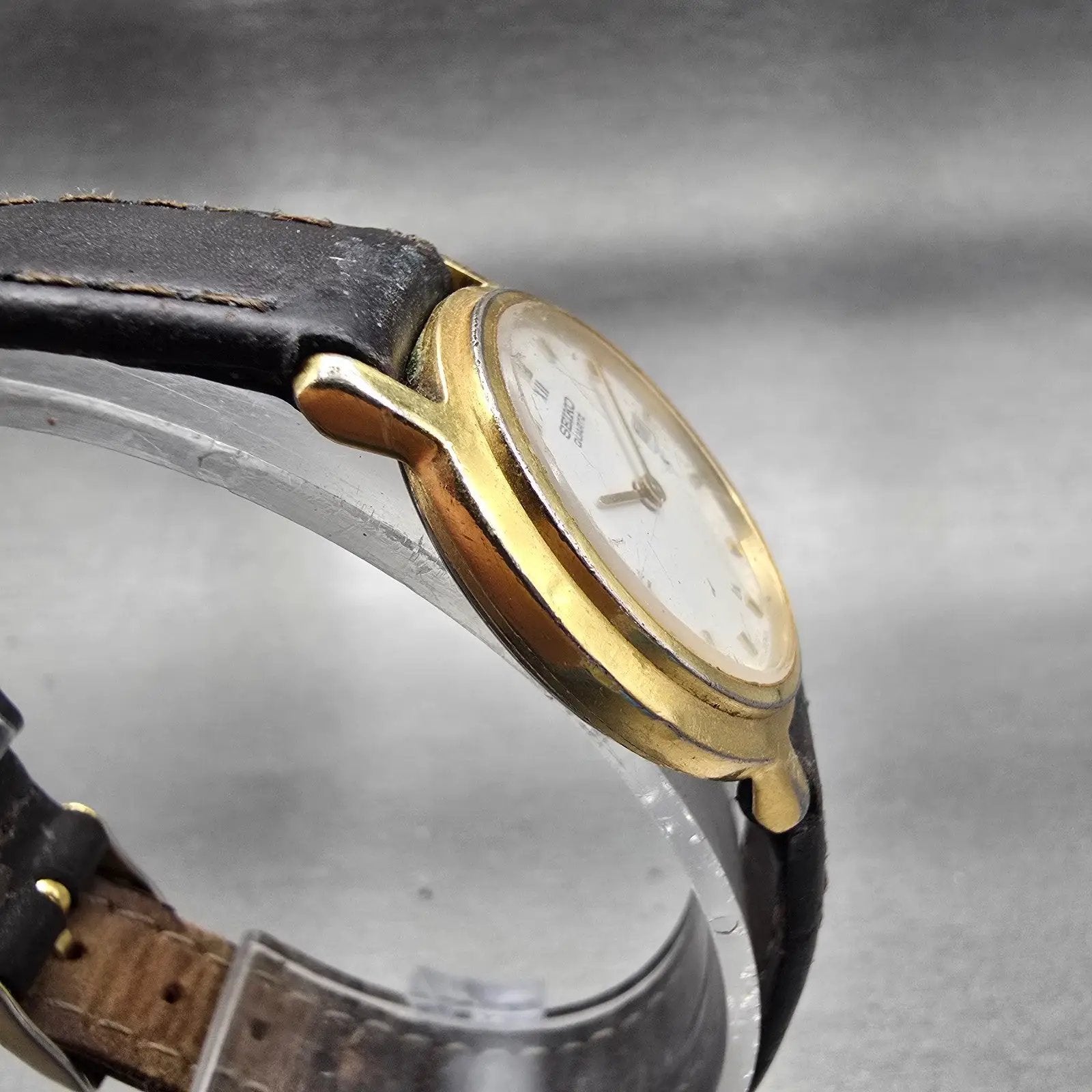Seiko Watch Women 27mm White Dial Gold Tone Date Round 7N89-0201 New Battery VTG3