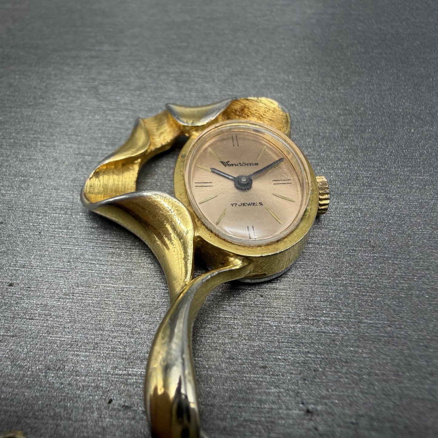 Vendome Neclace Watch 30mm Rose Dial Gold Tone Oval Manual Wind Runs Vintage2
