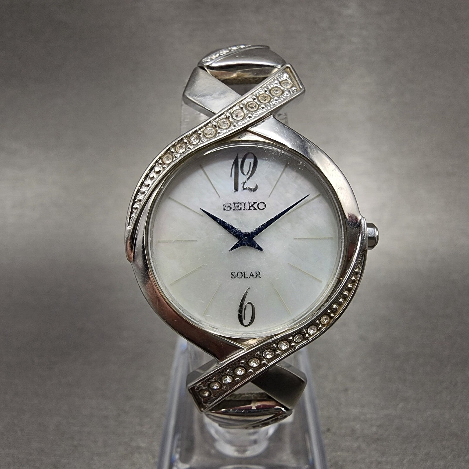 Seiko Solar Watch Women 28mm MOP Dial Silver Tone Round V1150BH0 Runs0