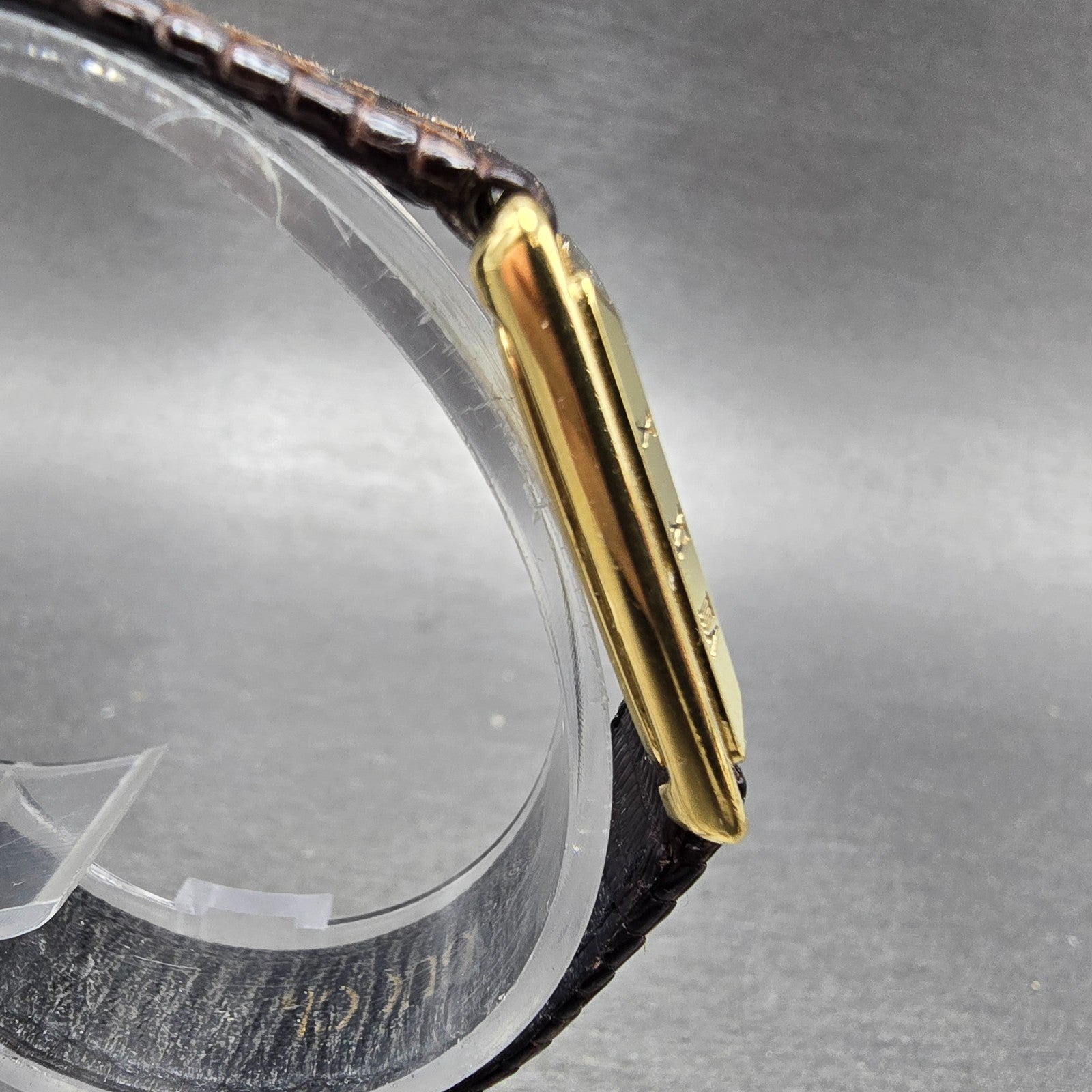 Gucci 4200FL Tank Watch Women 21mm Champagne Dial Gold Tone New Battery Vintage3