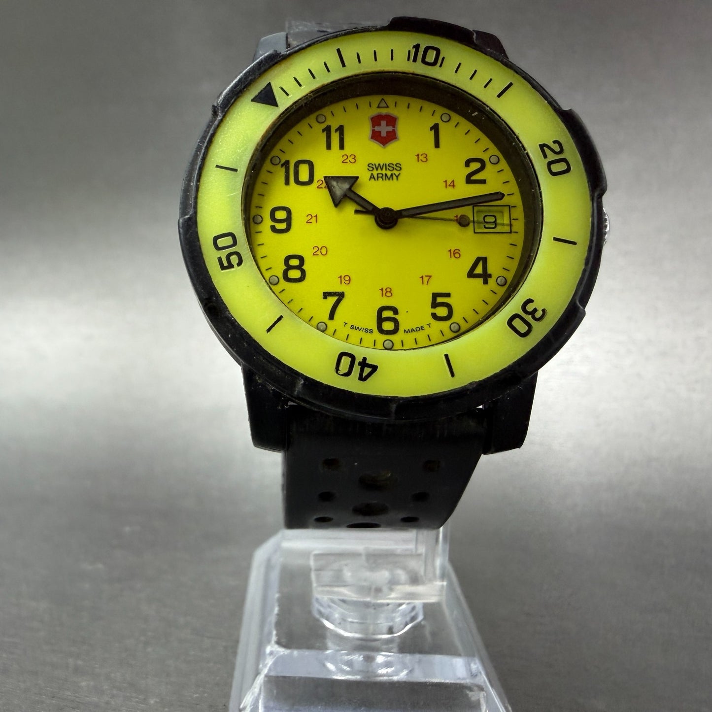 Victorinox Swiss Army Andre Aggassi Watch men 40mm Yellow Dial Black New Bat Box6