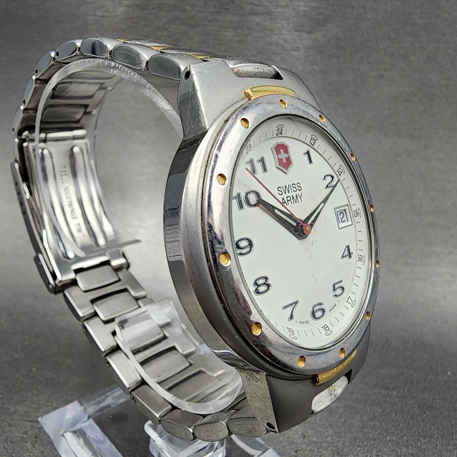 Victorinox Swiss Army Valiant Watch Men 39mm White Dial Two Tone Date Round Runs3