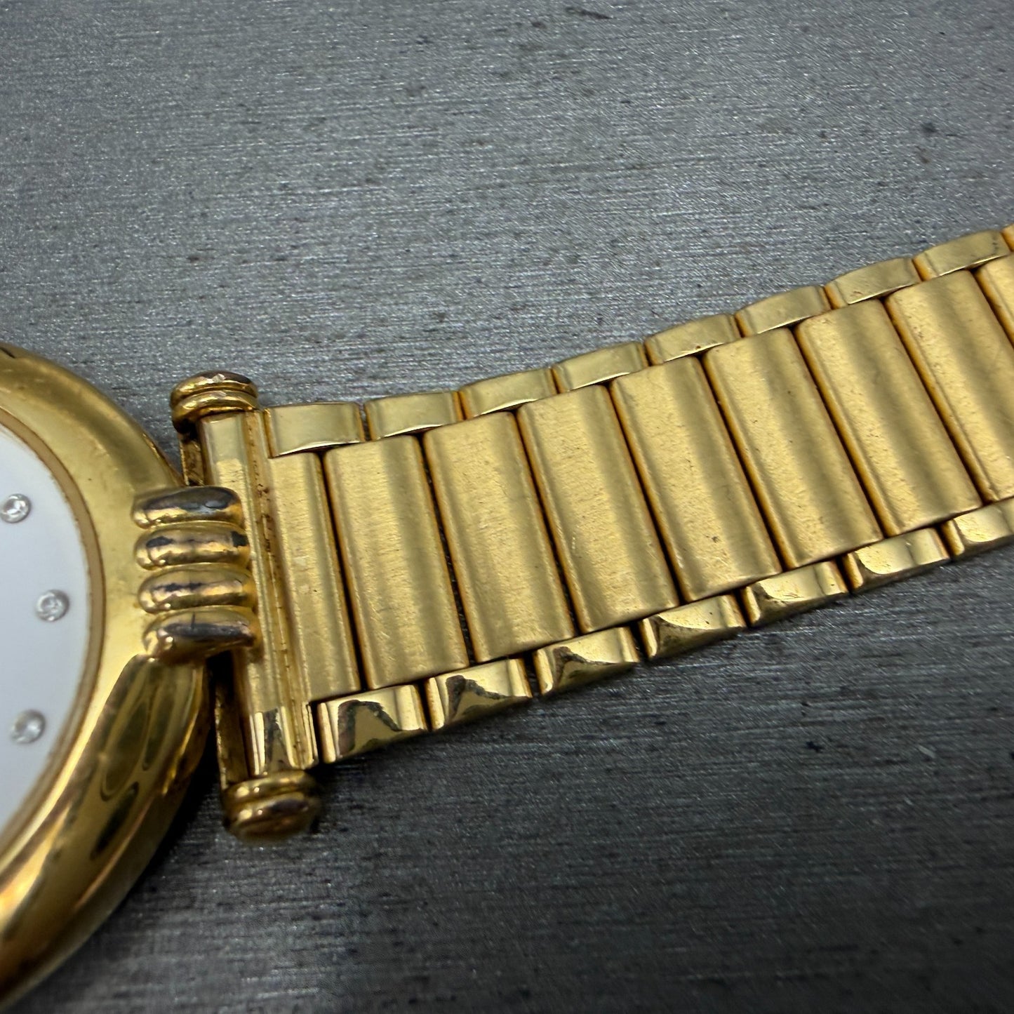 Playboy Watch Men 34mm White Dial Gold Tone Round 5307 BROKEN BAND New battery6