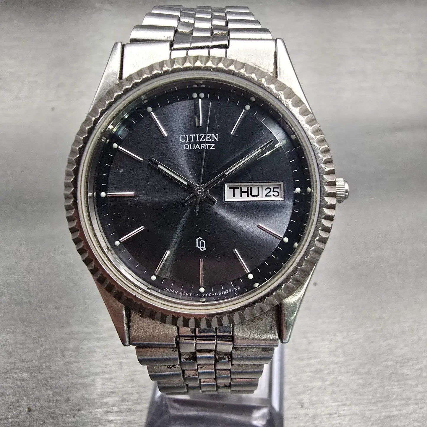 Citizen CQ Watch Men 35mm Gray Dial Silver Tone Daydate 6100-R01037 New Battery0