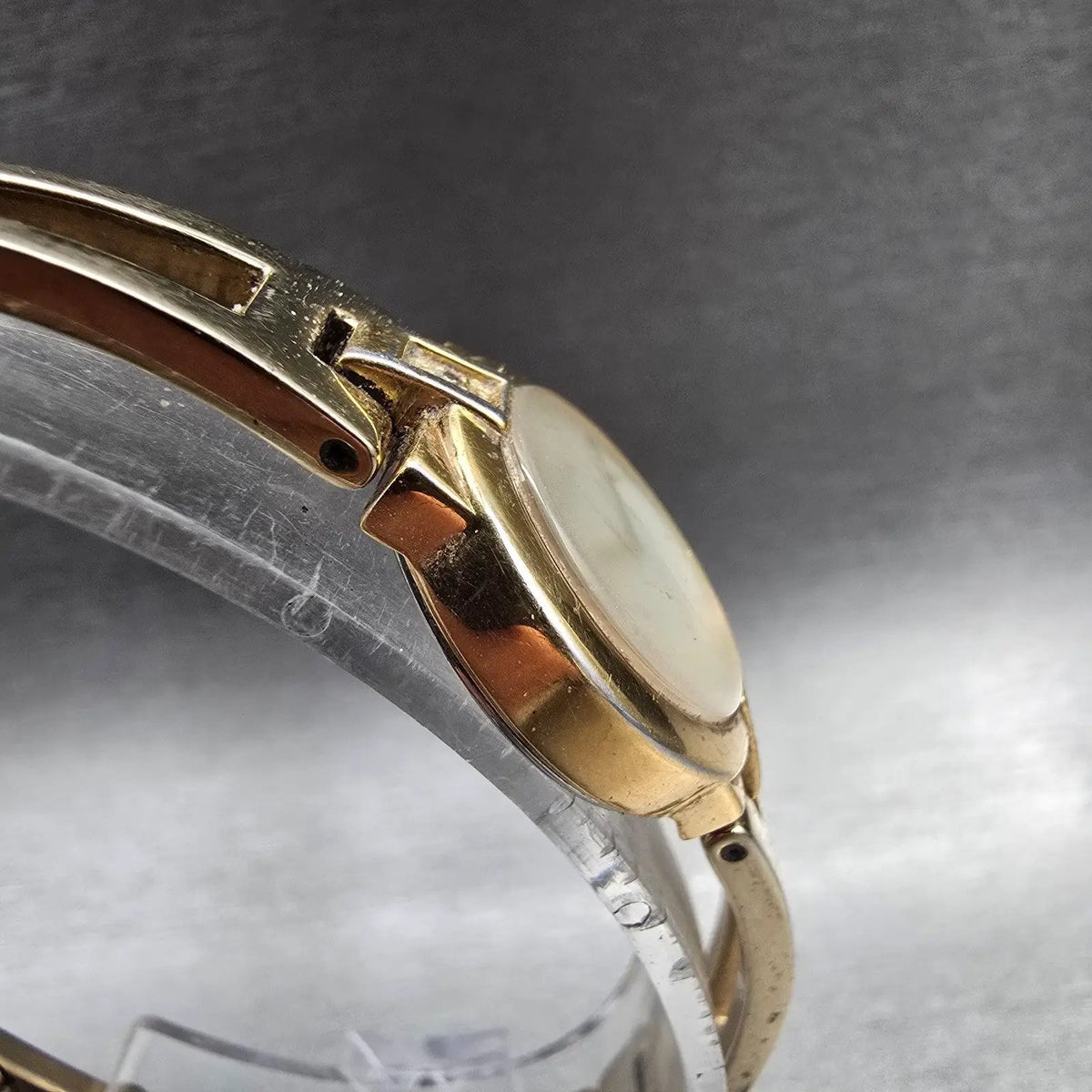 Seiko Watch Women 20mm MOP Dial Gold Tone Round 1N00-0GN0 New Battery VTG JP533